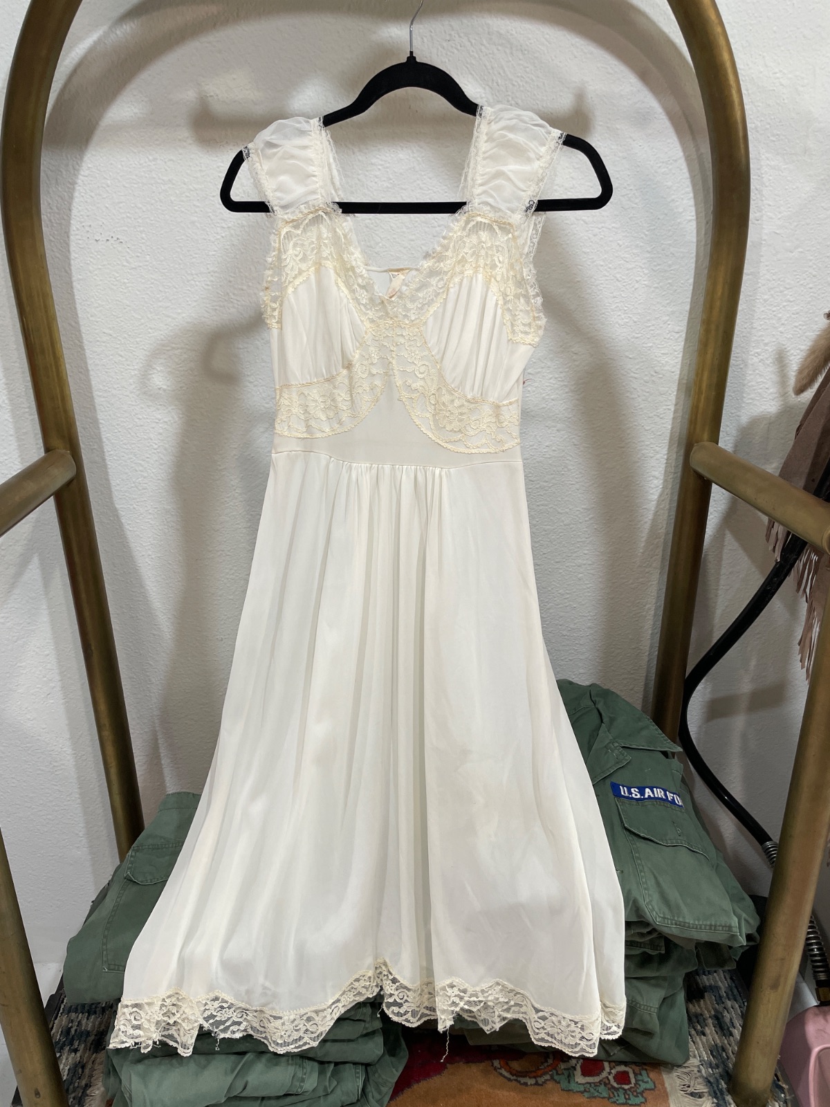 LADY EDSO *AS-IS* ADORABLE! 1960S NYLON LACE TRIM BODICE & HEM LINGERIE NIGHTGOWN DRESS in WHITE, CREME