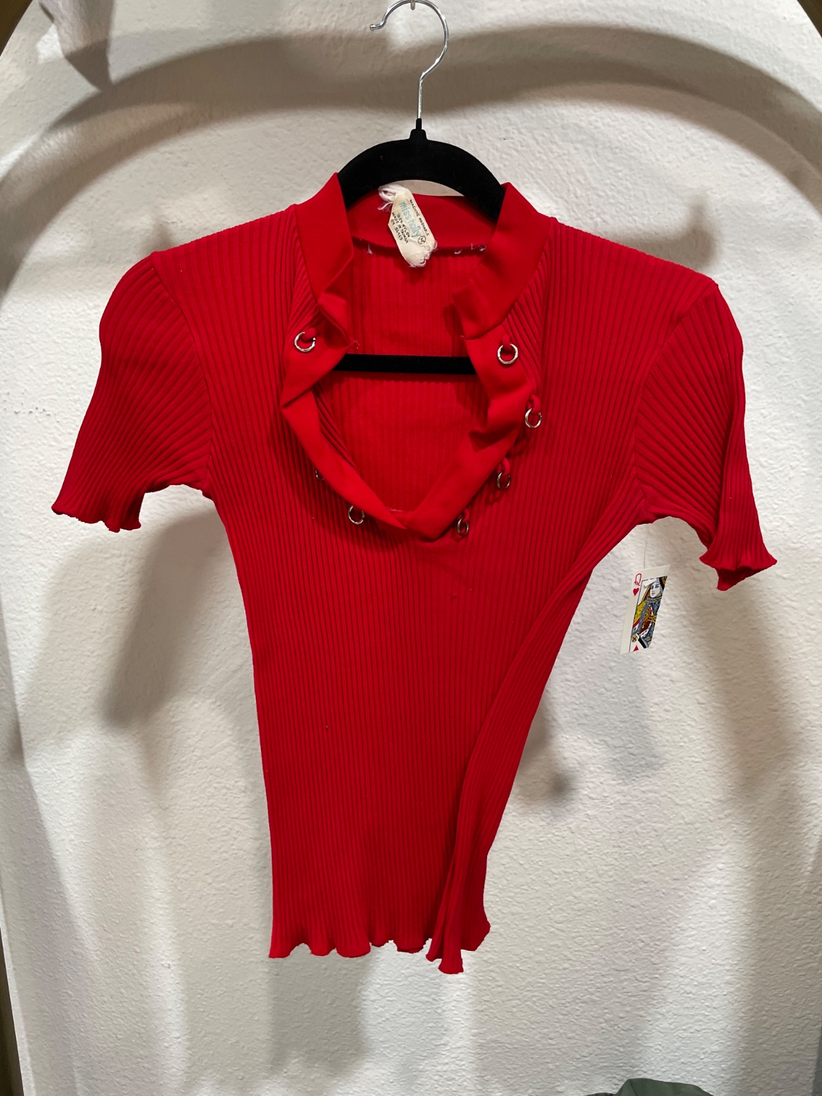 MISS HOLLY *AS-IS* SO COOL! RED RIBBED SHORT SLEEVE TOP HANGING GROMMET DETAIL in RED