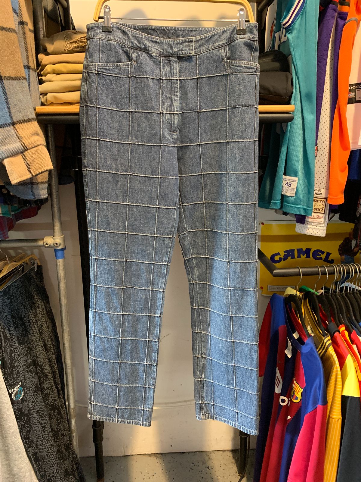 JONES JEANS Y2K MEDIUM WASH WINDOW PANE STRETCH DENIM JEANS STRAIGHT CUT in BLUE