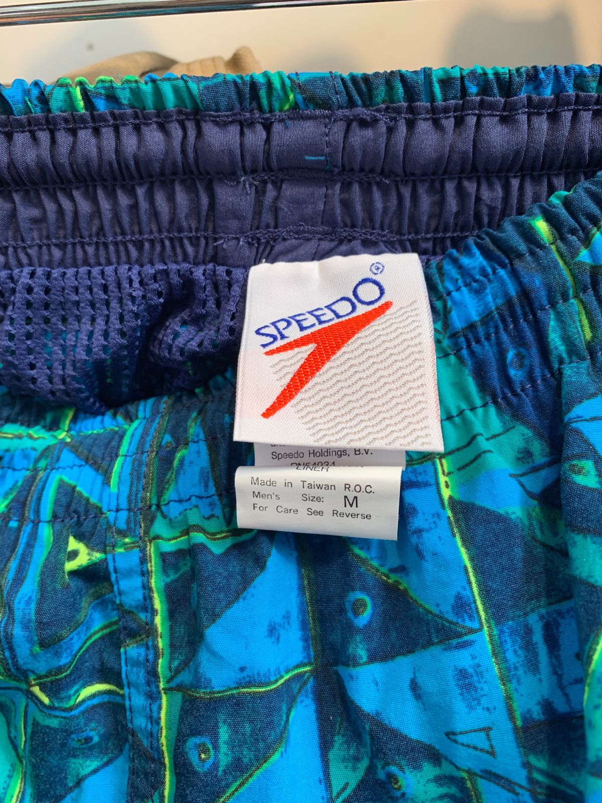 SPEEDO NWT 1990S DEADSTOCK GEOMETRIC PRINT SWIM TRUNKS W/ MESH INNER LINING in BLUE, GREEN, TEAL