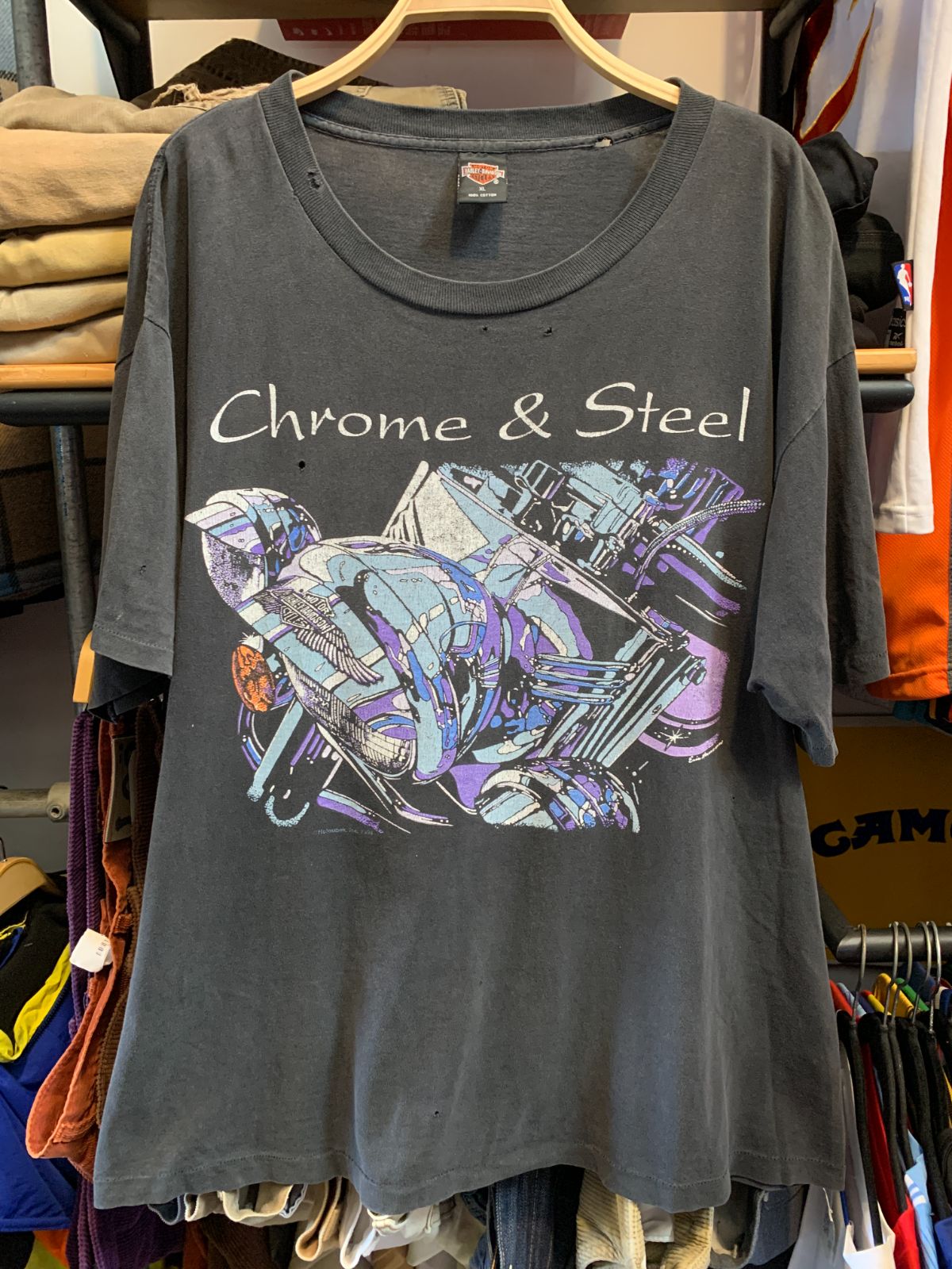 HARLEY DAVIDSON *AS-IS* PERFECTLY DISTRESSED! 1990S HARLEY DAVIDSON CHROME & STEEL MOTORCYCLE GRAPHIC SINGLE STITCH T-SHIRT in BLACK, PURPLE, BLUE