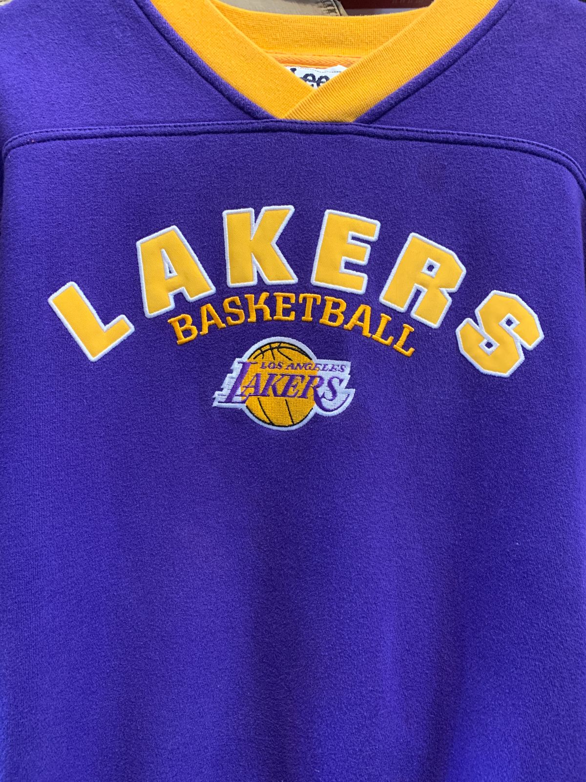 LEE SPORT EMBROIDERED LOS ANGELES LAKERS BASKETBALL COLORBLOCK SWEATSHIRT STRIPED SLEEVE in PURPLE, YELLOW