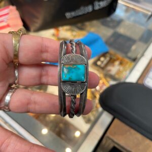 GORGEOUS TURQUOISE CUFF BRACELET TWISTED DETAILS *SIGNED in SILVER, BLUE
