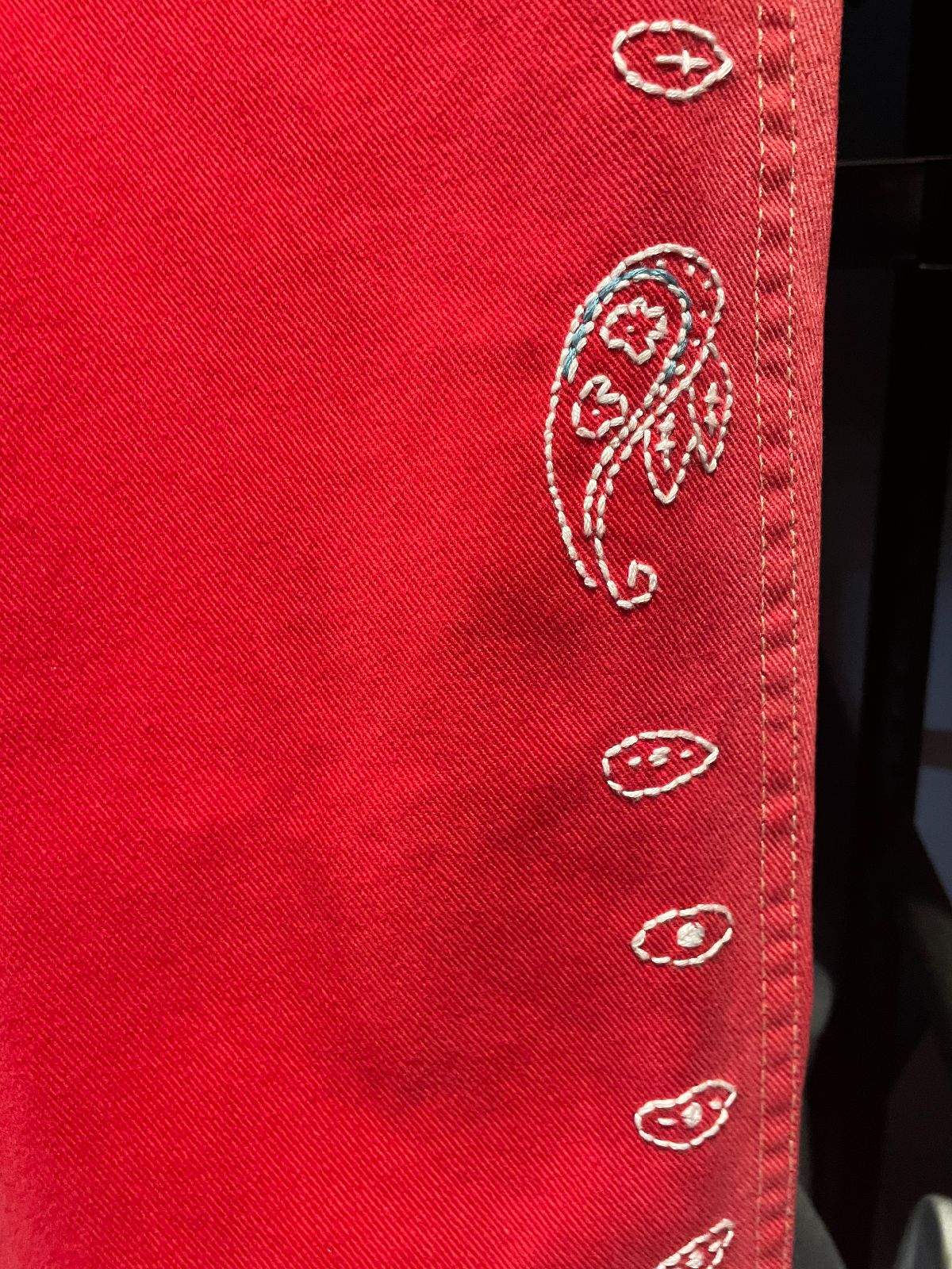 CHIC 1980S SWEET CONTRAST WHITE STITCHING DENIM PANTS W/ PAISLEY HAND EMBROIDERY in RED