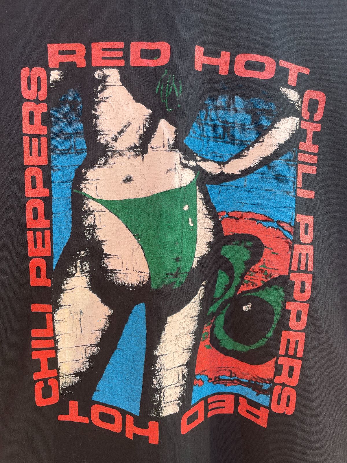 PRO5 BOOTLEG RED HOT CHILI PEPPERS BIKINI GRAPHIC T-SHIRT in BLACK