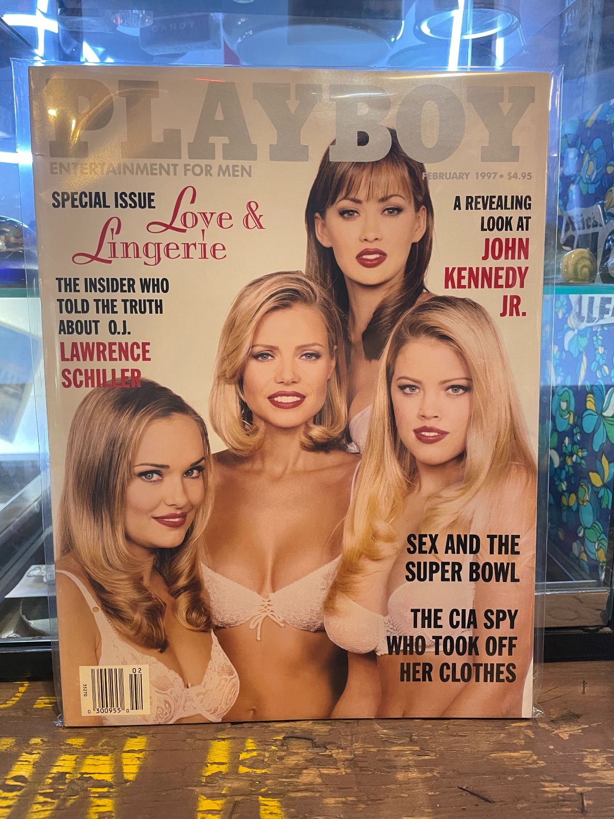 PLAYBOY PLAYBOY MAGAZINE FEBRUARY 1997 LOVE AND LINGERE ISSUE