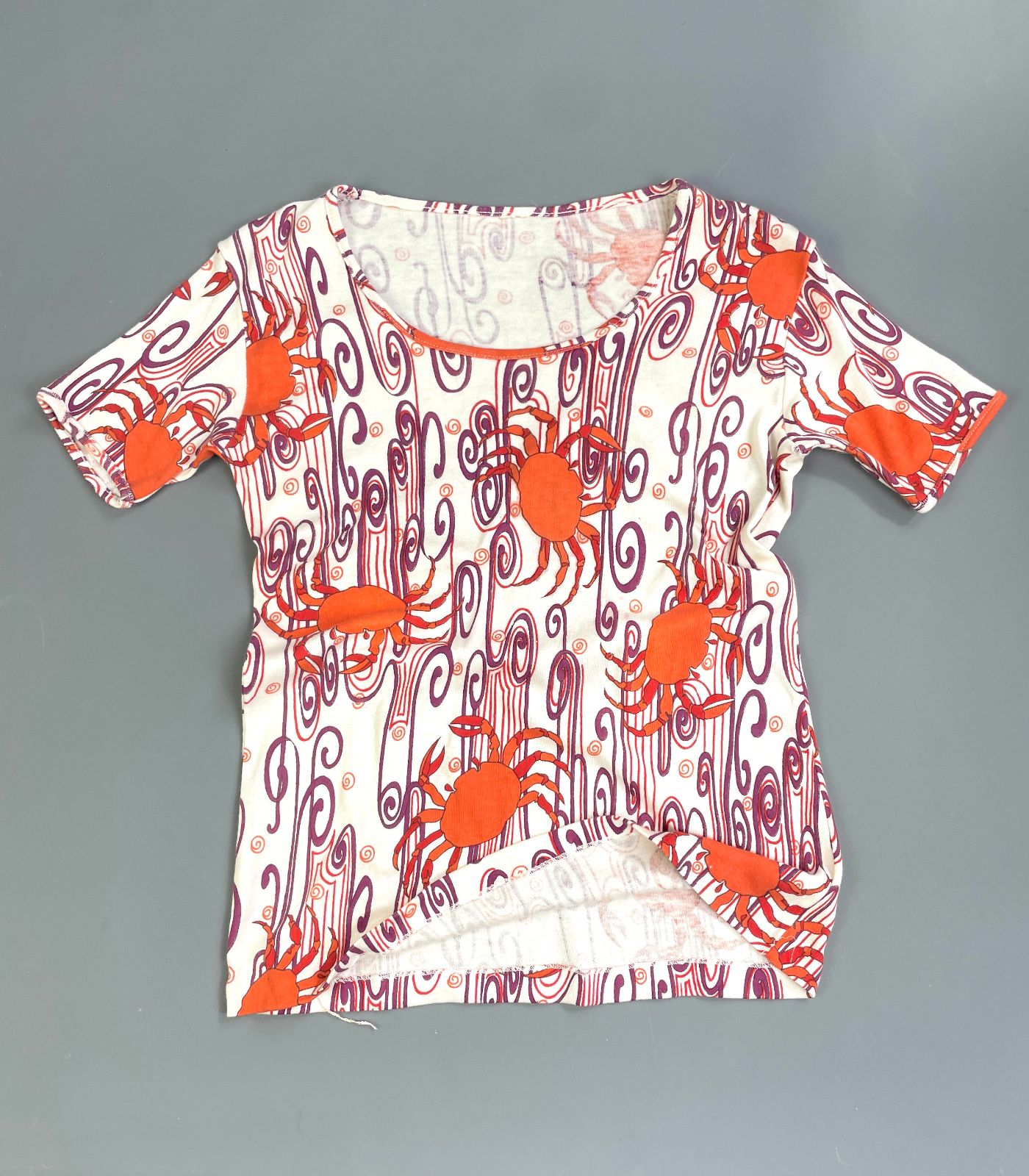 *AS-IS* RARE! 1960S-70S ZODIAC CRAB CANCER PRINT SHORT SLEEVE SCOOP NECK COTTON TOP- ASTROLOGY in WHITE, ORANGE, PURPLE