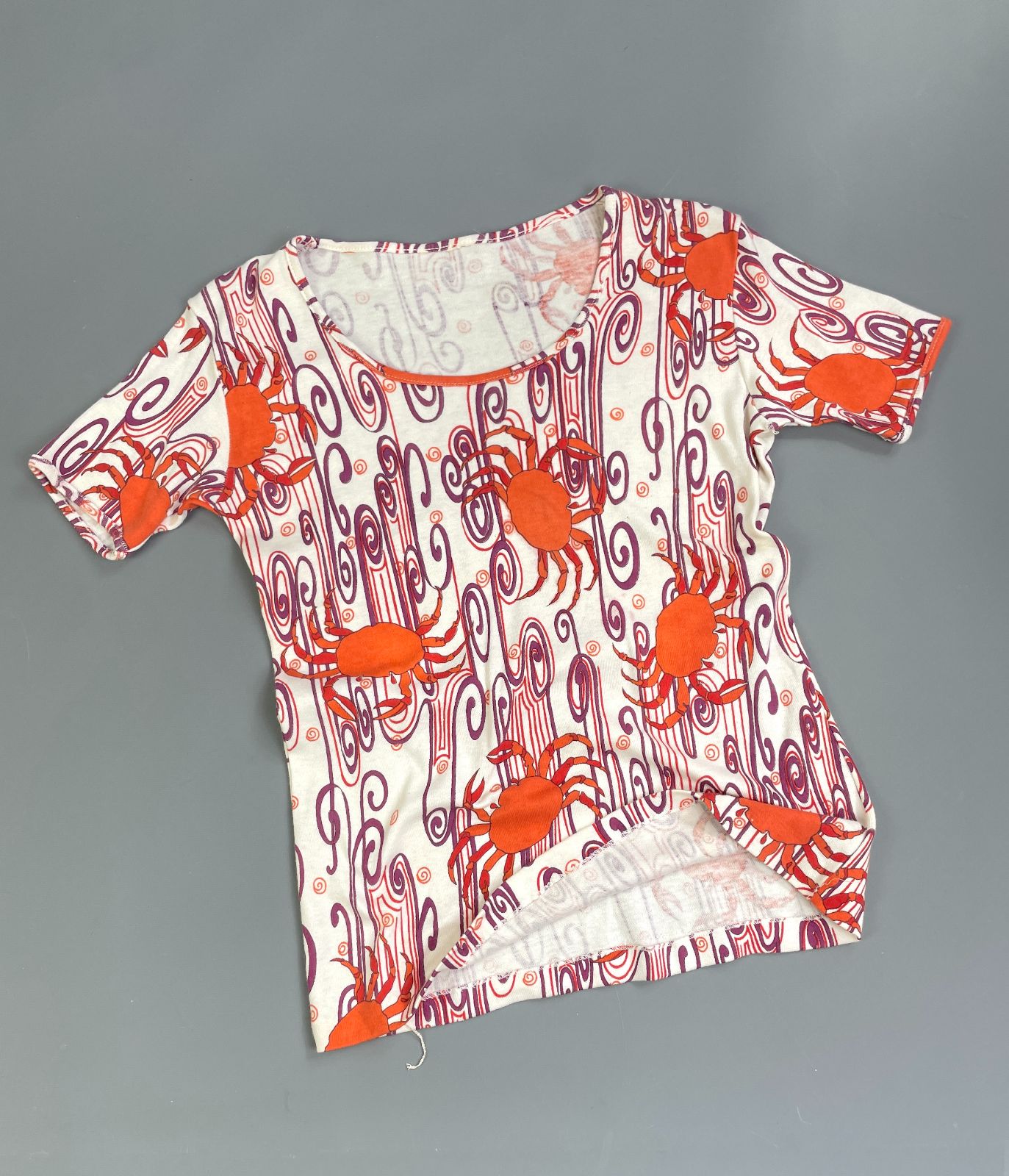 *AS-IS* RARE! 1960S-70S ZODIAC CRAB CANCER PRINT SHORT SLEEVE SCOOP NECK COTTON TOP- ASTROLOGY in WHITE, ORANGE, PURPLE