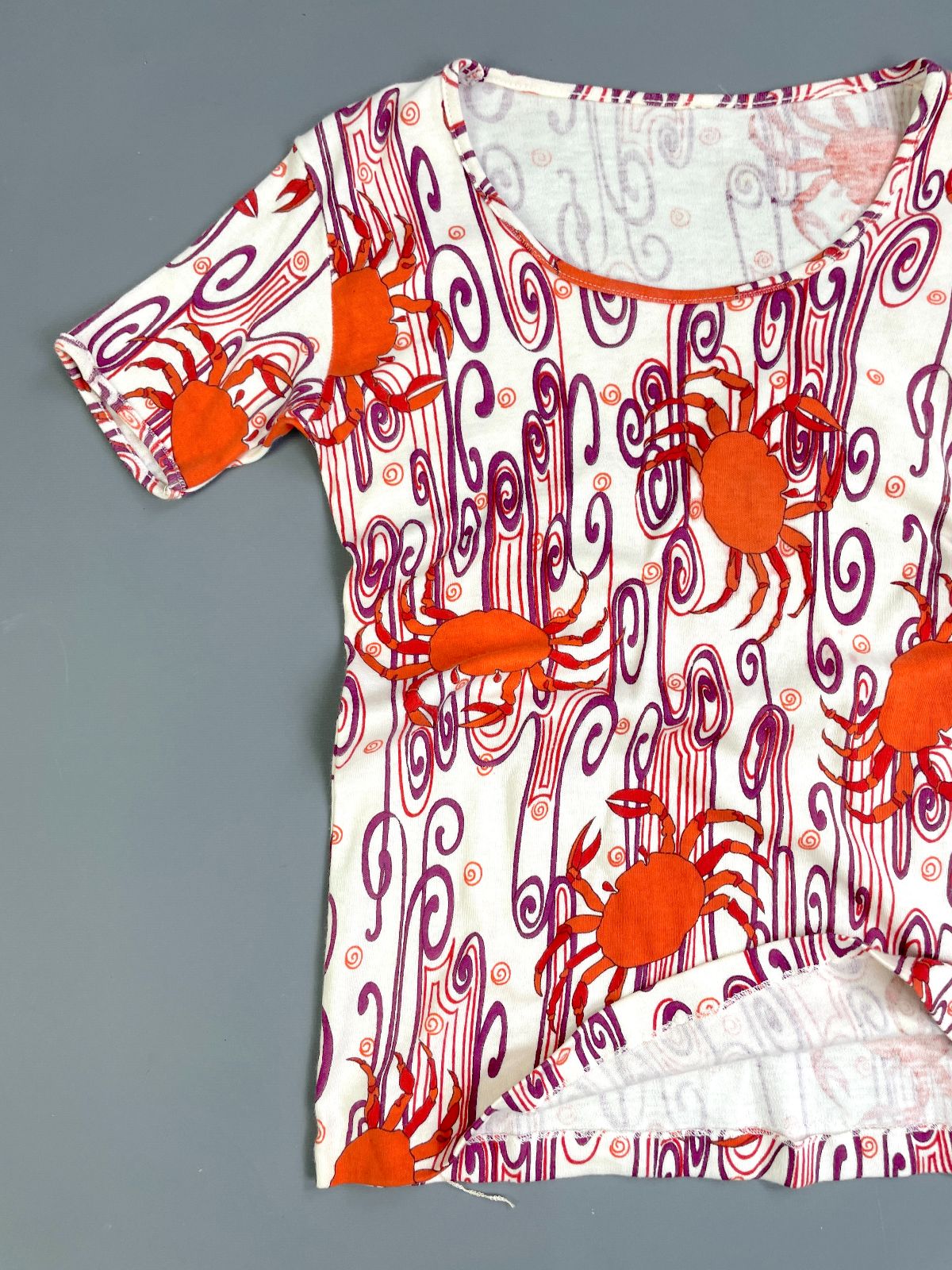 *AS-IS* RARE! 1960S-70S ZODIAC CRAB CANCER PRINT SHORT SLEEVE SCOOP NECK COTTON TOP- ASTROLOGY in WHITE, ORANGE, PURPLE