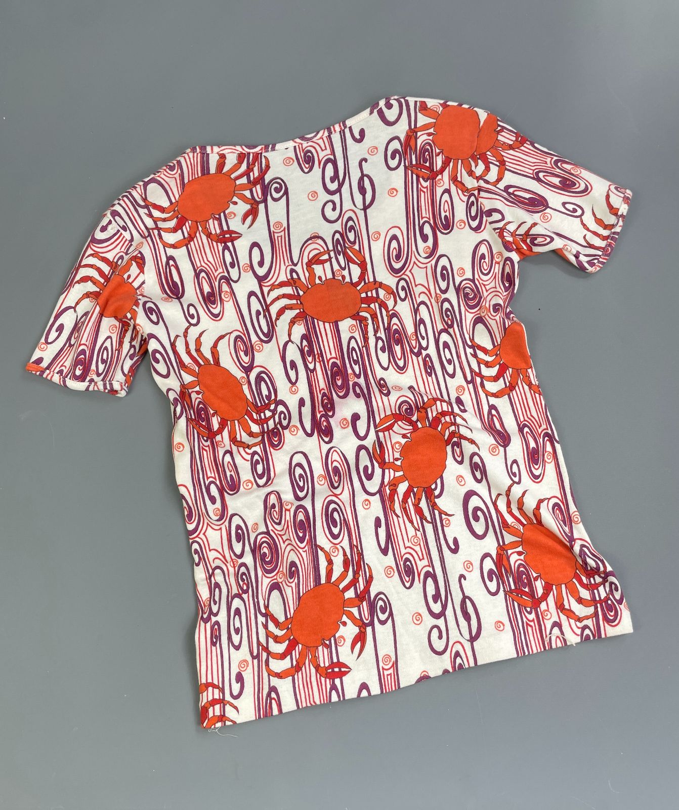 *AS-IS* RARE! 1960S-70S ZODIAC CRAB CANCER PRINT SHORT SLEEVE SCOOP NECK COTTON TOP- ASTROLOGY in WHITE, ORANGE, PURPLE
