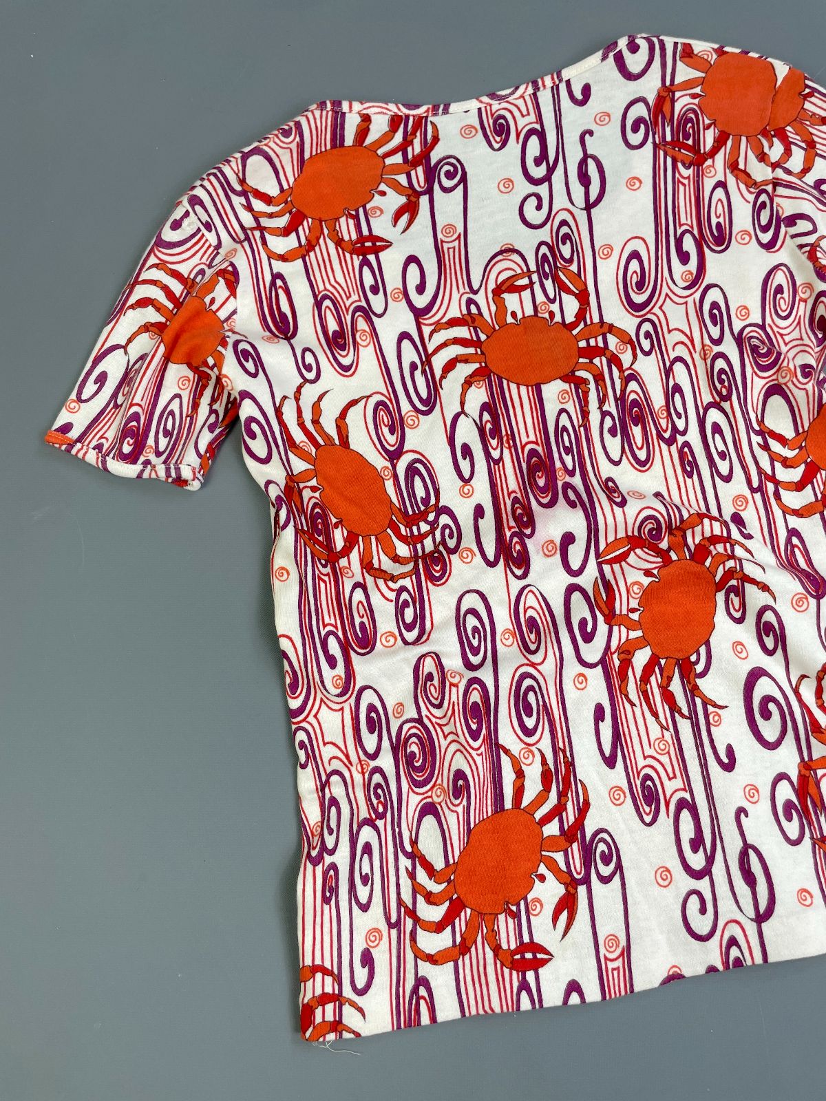 *AS-IS* RARE! 1960S-70S ZODIAC CRAB CANCER PRINT SHORT SLEEVE SCOOP NECK COTTON TOP- ASTROLOGY in WHITE, ORANGE, PURPLE