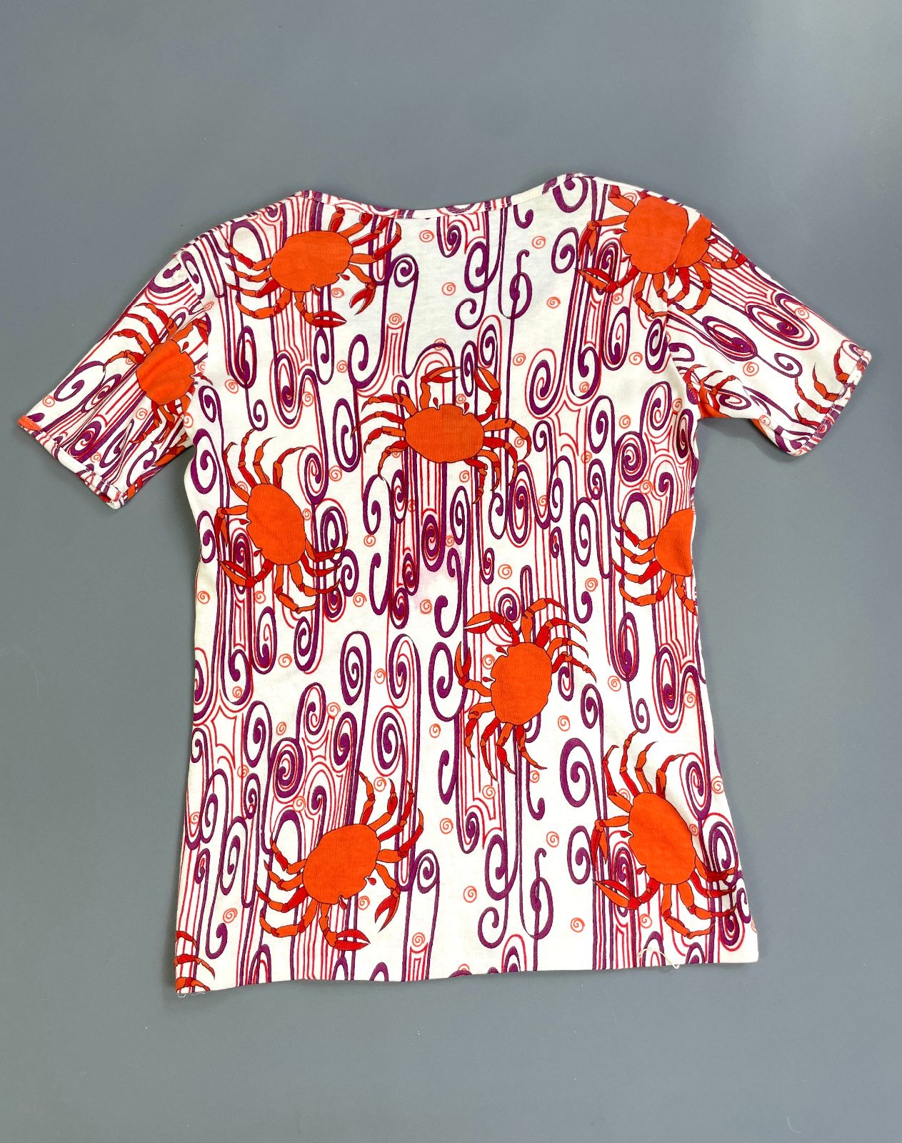 *AS-IS* RARE! 1960S-70S ZODIAC CRAB CANCER PRINT SHORT SLEEVE SCOOP NECK COTTON TOP- ASTROLOGY in WHITE, ORANGE, PURPLE
