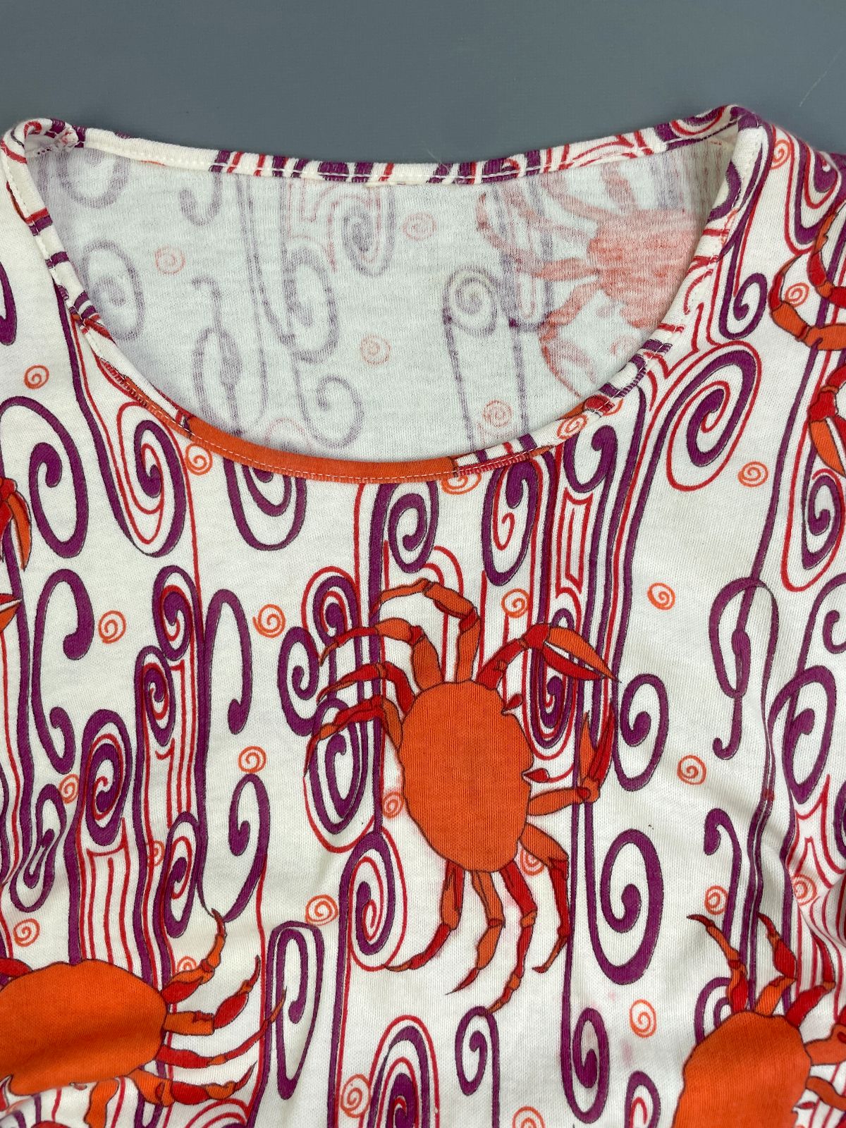 *AS-IS* RARE! 1960S-70S ZODIAC CRAB CANCER PRINT SHORT SLEEVE SCOOP NECK COTTON TOP- ASTROLOGY in WHITE, ORANGE, PURPLE