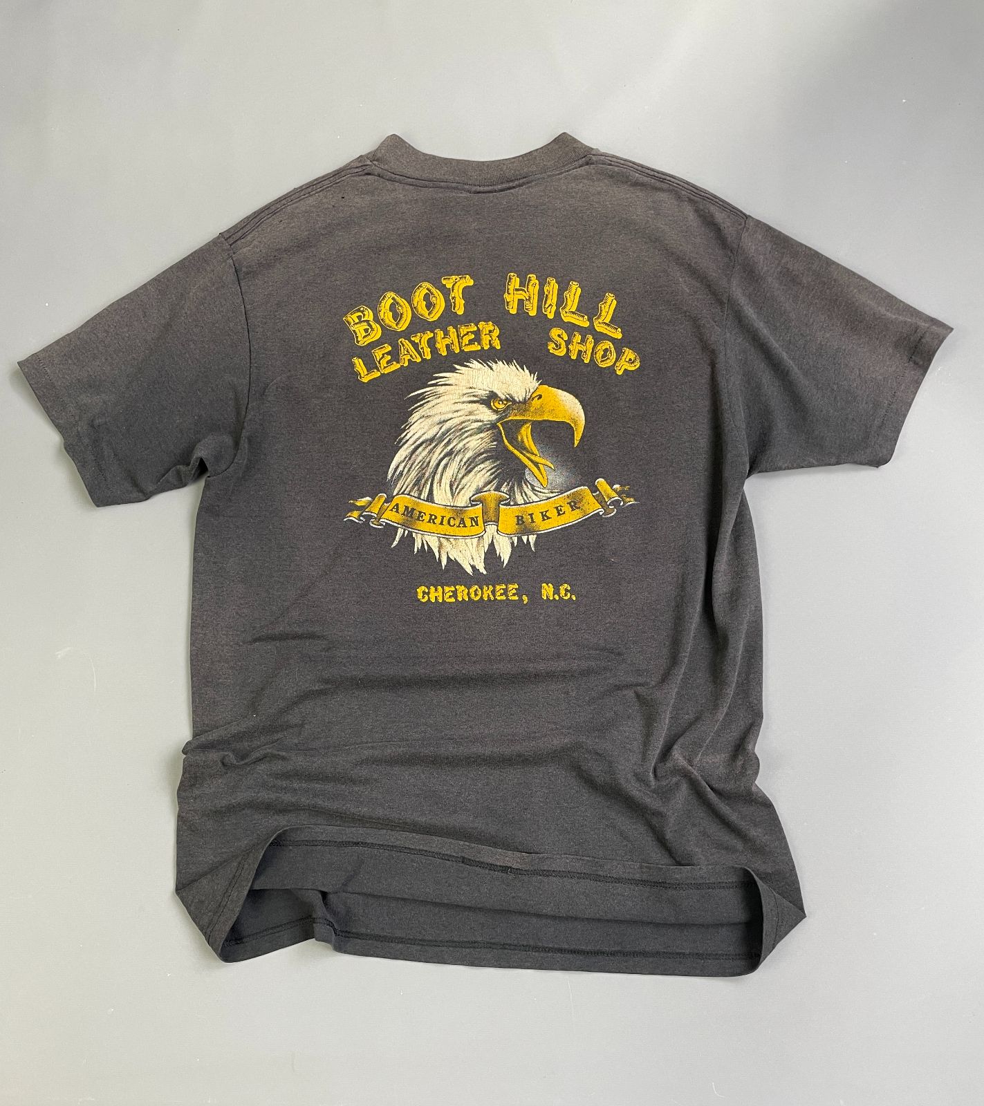 3D EMBLEM HARLEY DAVIDSON *AS-IS* 1980S PERFECTLY SUNFADED AMERICAN CLASSIC HARLEY DAVIDSON BOOT HILL LEATHER SHOP CHEROKEE NC SINGLE STITCH T-SHIRT in BLACK
