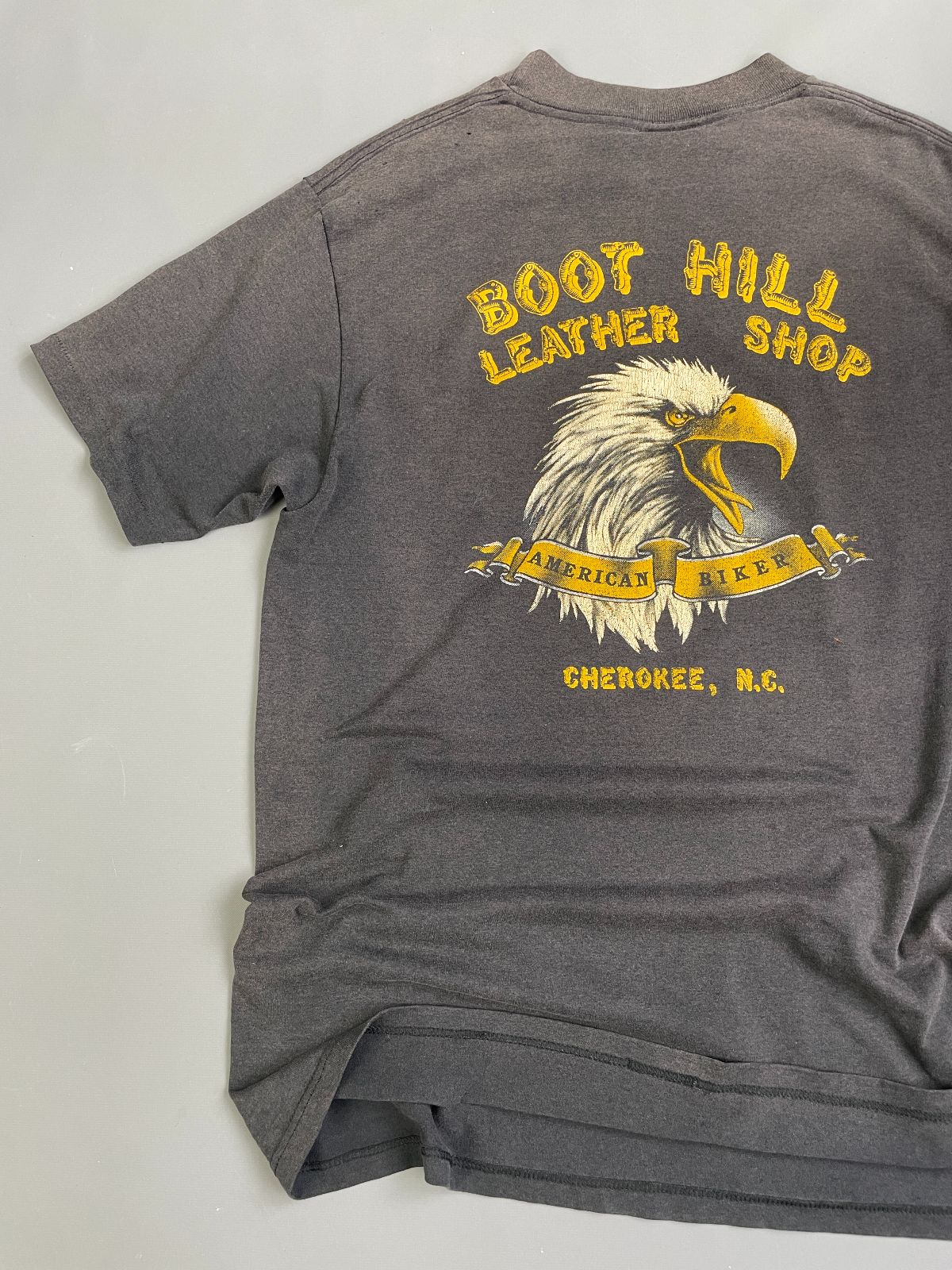 3D EMBLEM HARLEY DAVIDSON *AS-IS* 1980S PERFECTLY SUNFADED AMERICAN CLASSIC HARLEY DAVIDSON BOOT HILL LEATHER SHOP CHEROKEE NC SINGLE STITCH T-SHIRT in BLACK