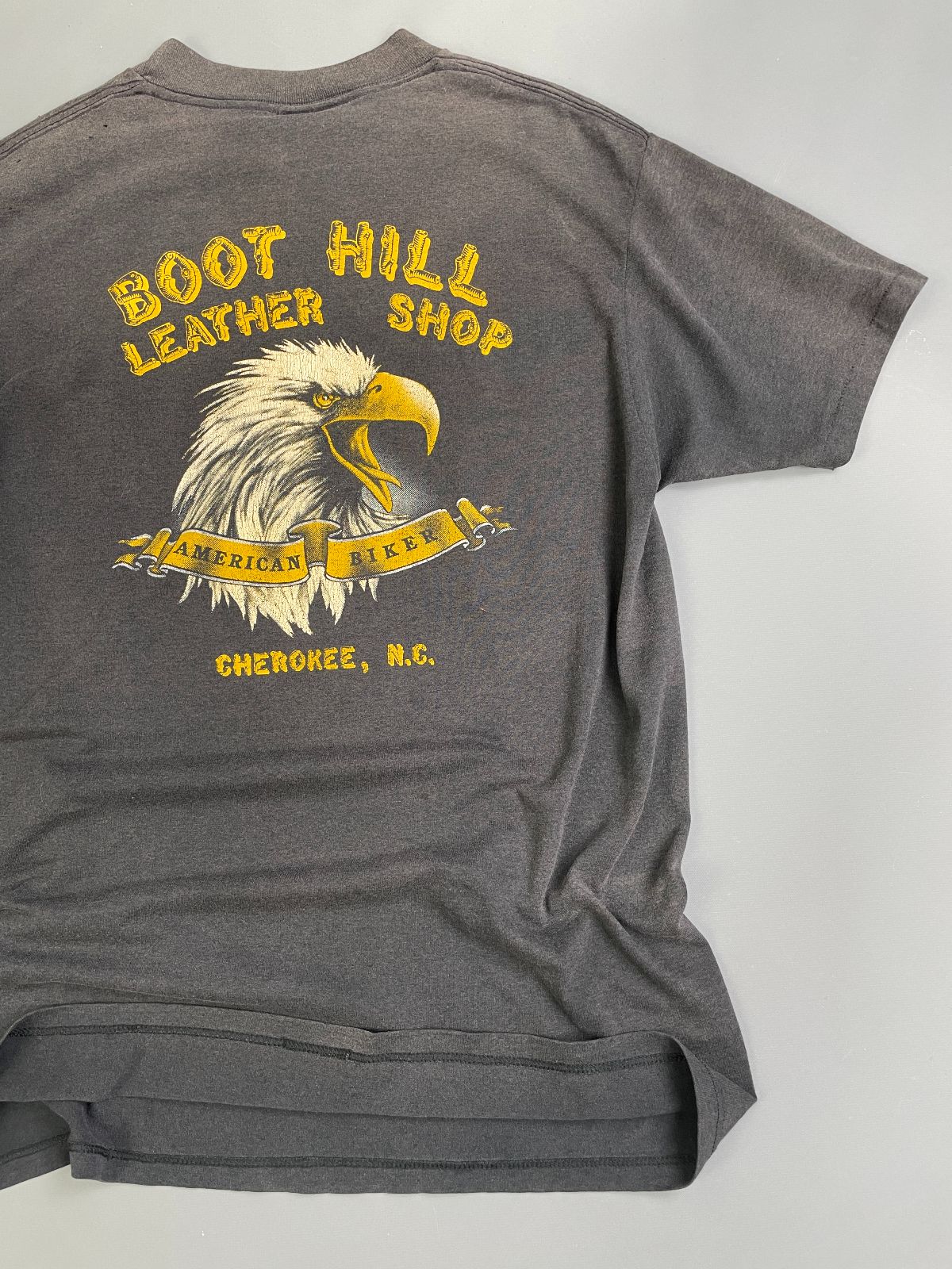 3D EMBLEM HARLEY DAVIDSON *AS-IS* 1980S PERFECTLY SUNFADED AMERICAN CLASSIC HARLEY DAVIDSON BOOT HILL LEATHER SHOP CHEROKEE NC SINGLE STITCH T-SHIRT in BLACK