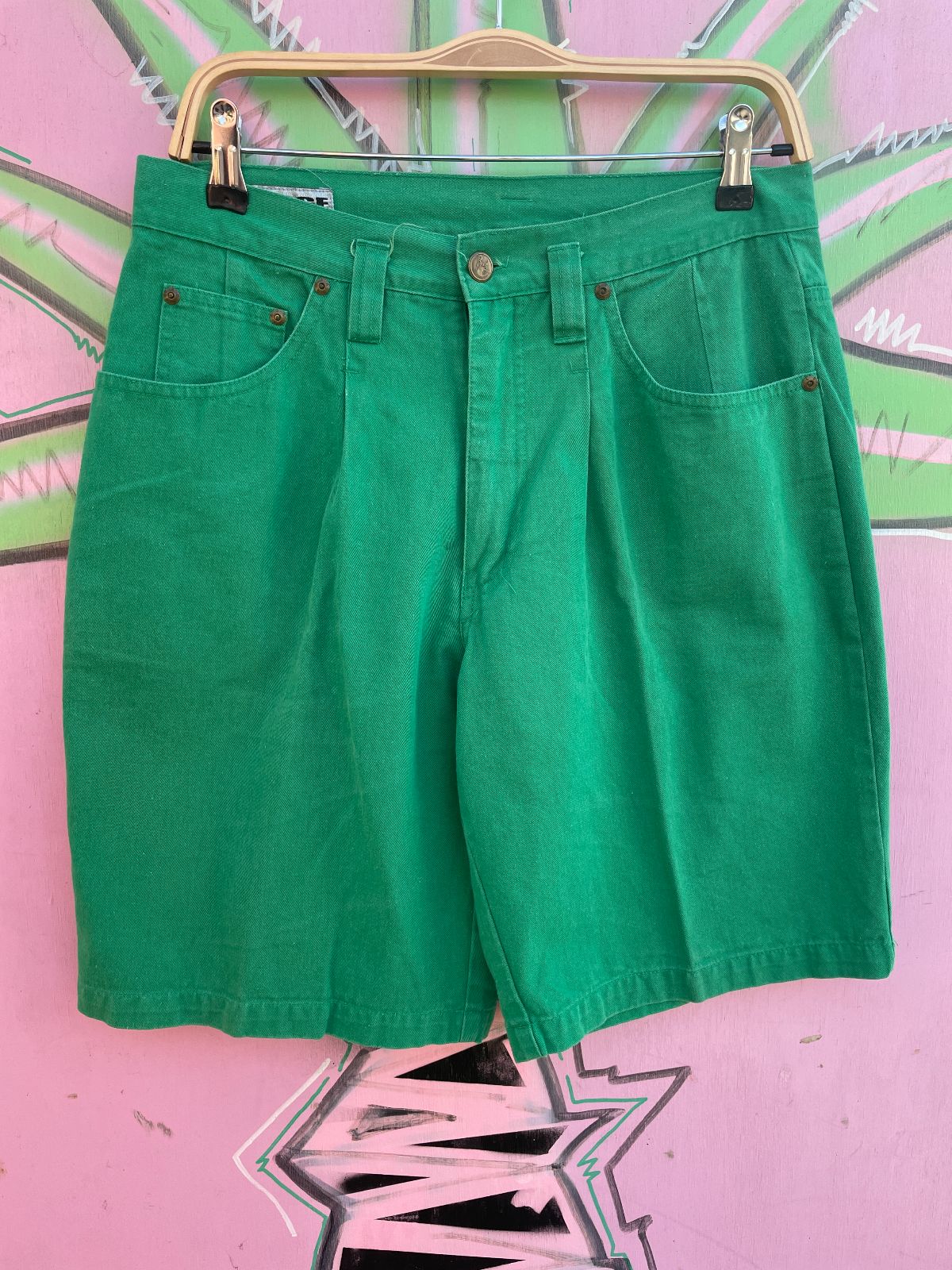 BADGE 1980S-90S 100% COTTON APPLE GREEN PLEATED FRONT BERMUDA SHORTS in GREEN