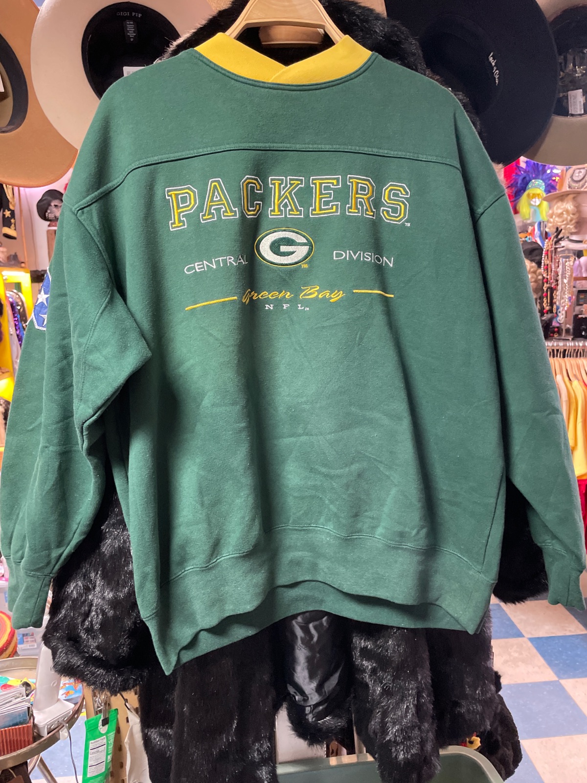 lee EMBROIDERED NFL GREEN BAY PACKERS PULLOVER SWEATSHIRT - CONTRAST RINGER COLLAR in GREEN, YELLOW, WHITE