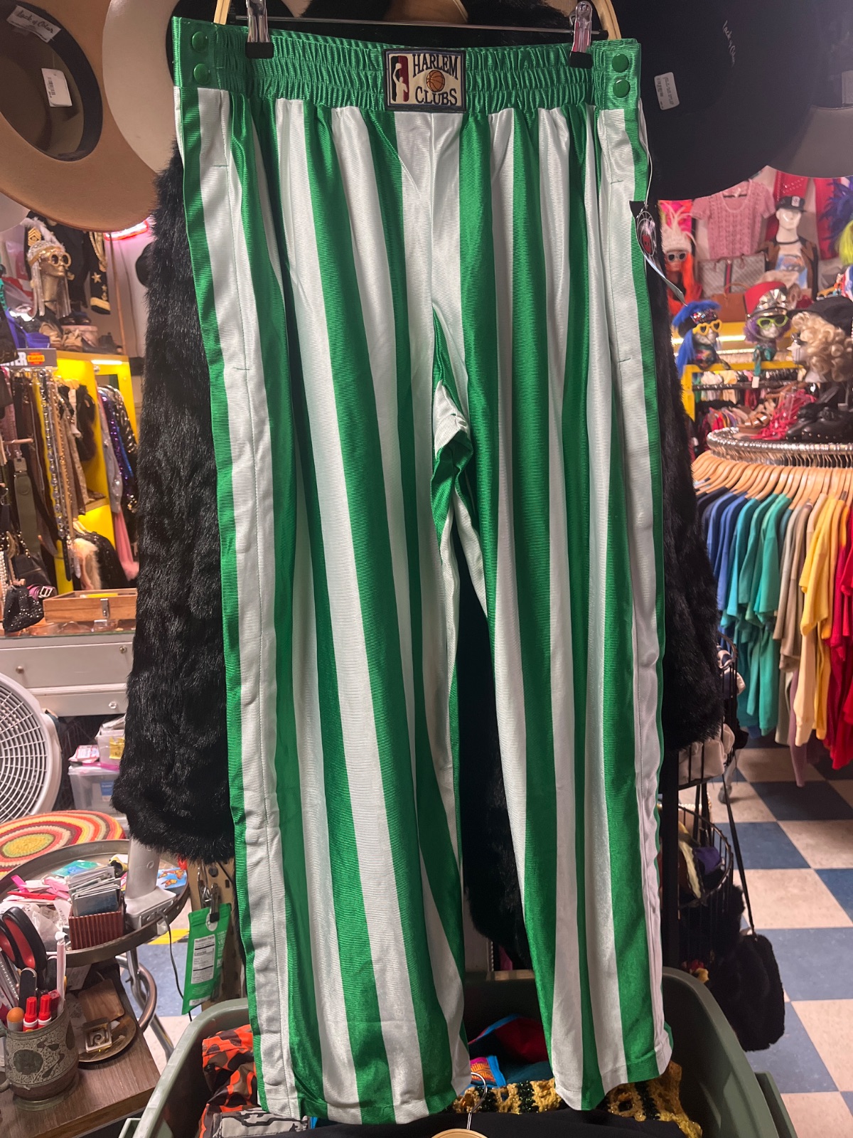 HARLEM CLUBS NWT! 1990S DEADSTOCK! VERTICAL STRIPED SNAP SIDE WARM UP BASKETBALL PANTS in GREEN, WHITE