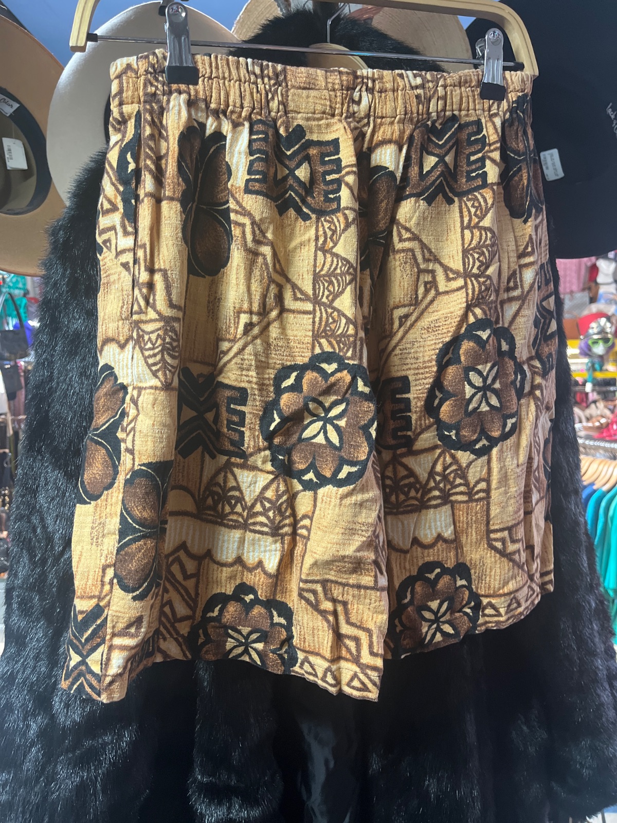HAWAIIAN PRINT BARKCLOTH STYLE BEACH SHORTS in BROWN, BLACK