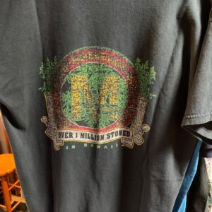GILDAN AS-IS PERFECTELY CRACKED GRAPHIC 90S MAUI-WOWIE OVER 1 MILLION STONED HAWAII T-SHIRT in BLACK
