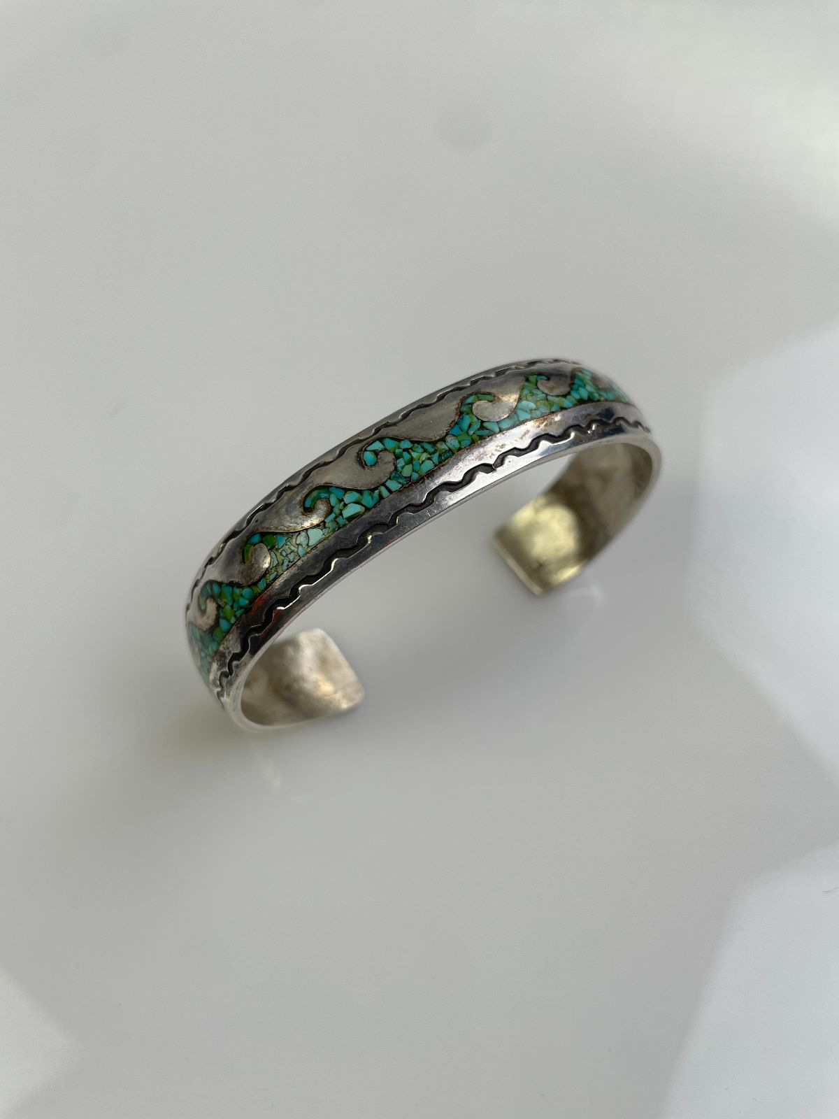 CRUSHED CHIP TURQUOISE WAVE DESIGN CUFF BRACELET *SIGNED LL in SILVER, BLUE