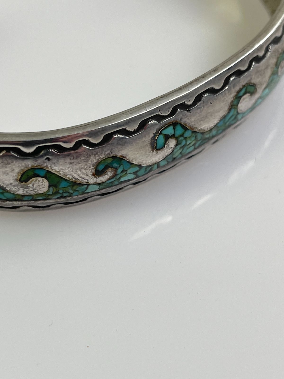 CRUSHED CHIP TURQUOISE WAVE DESIGN CUFF BRACELET *SIGNED LL in SILVER, BLUE