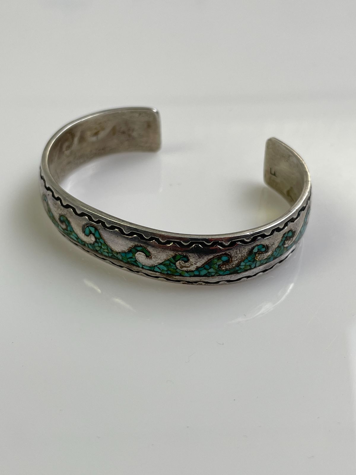 CRUSHED CHIP TURQUOISE WAVE DESIGN CUFF BRACELET *SIGNED LL in SILVER, BLUE