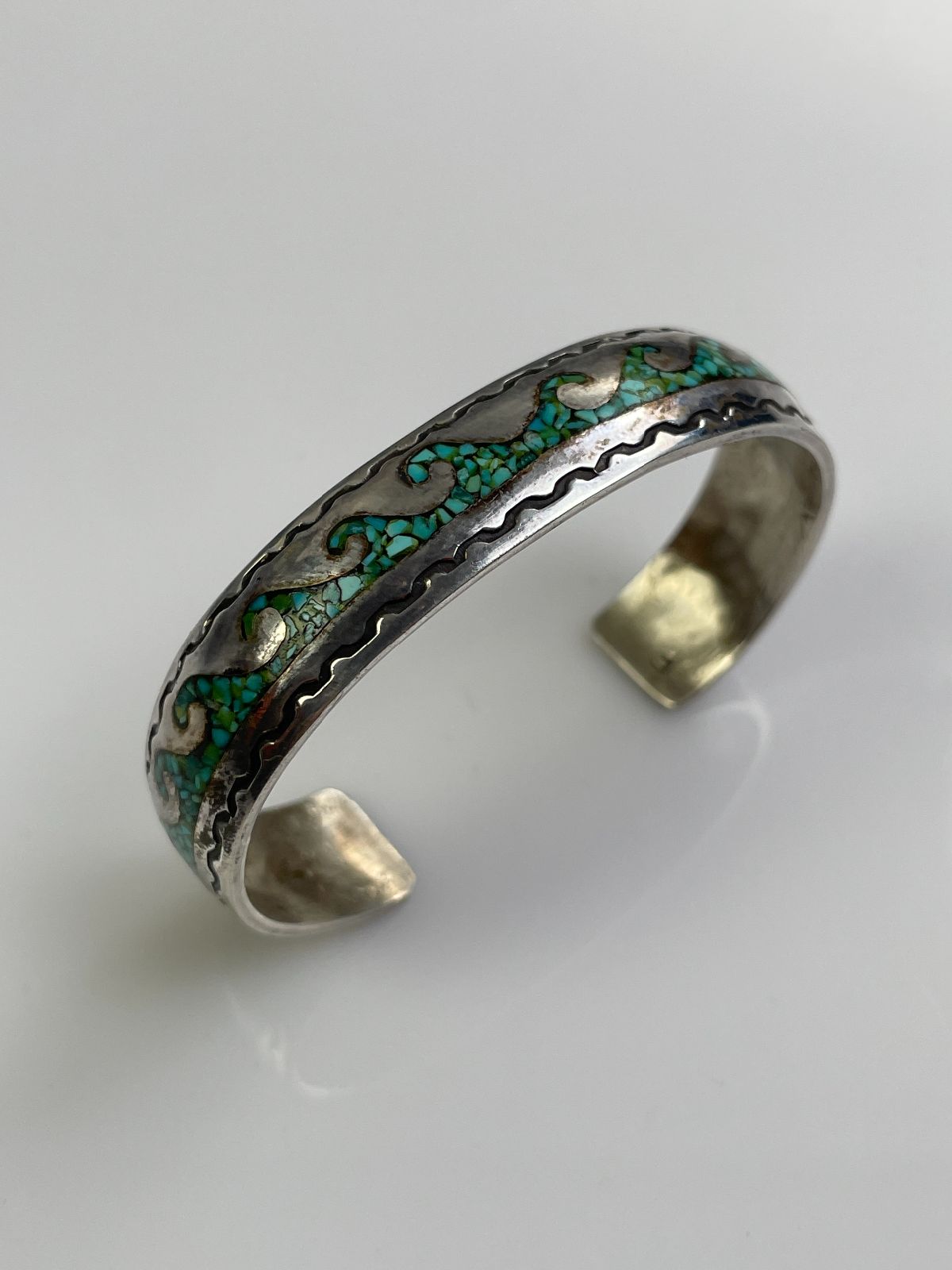 CRUSHED CHIP TURQUOISE WAVE DESIGN CUFF BRACELET *SIGNED LL in SILVER, BLUE