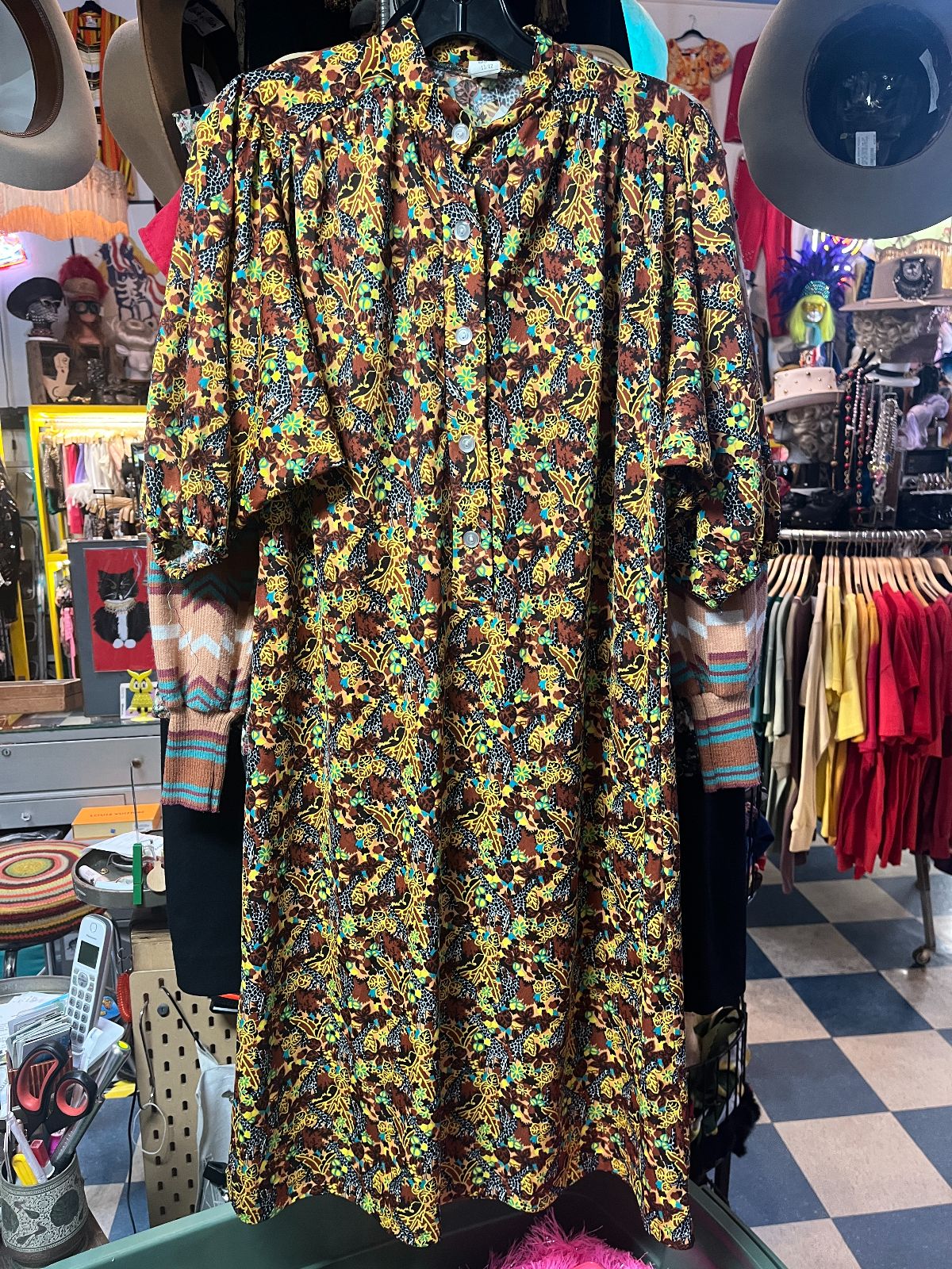 UNIQUE! 1970S GIRAFFE PRINT MID SLEEVE BUTTON FRONT TENT DRESS in YELLOW, ORANGE