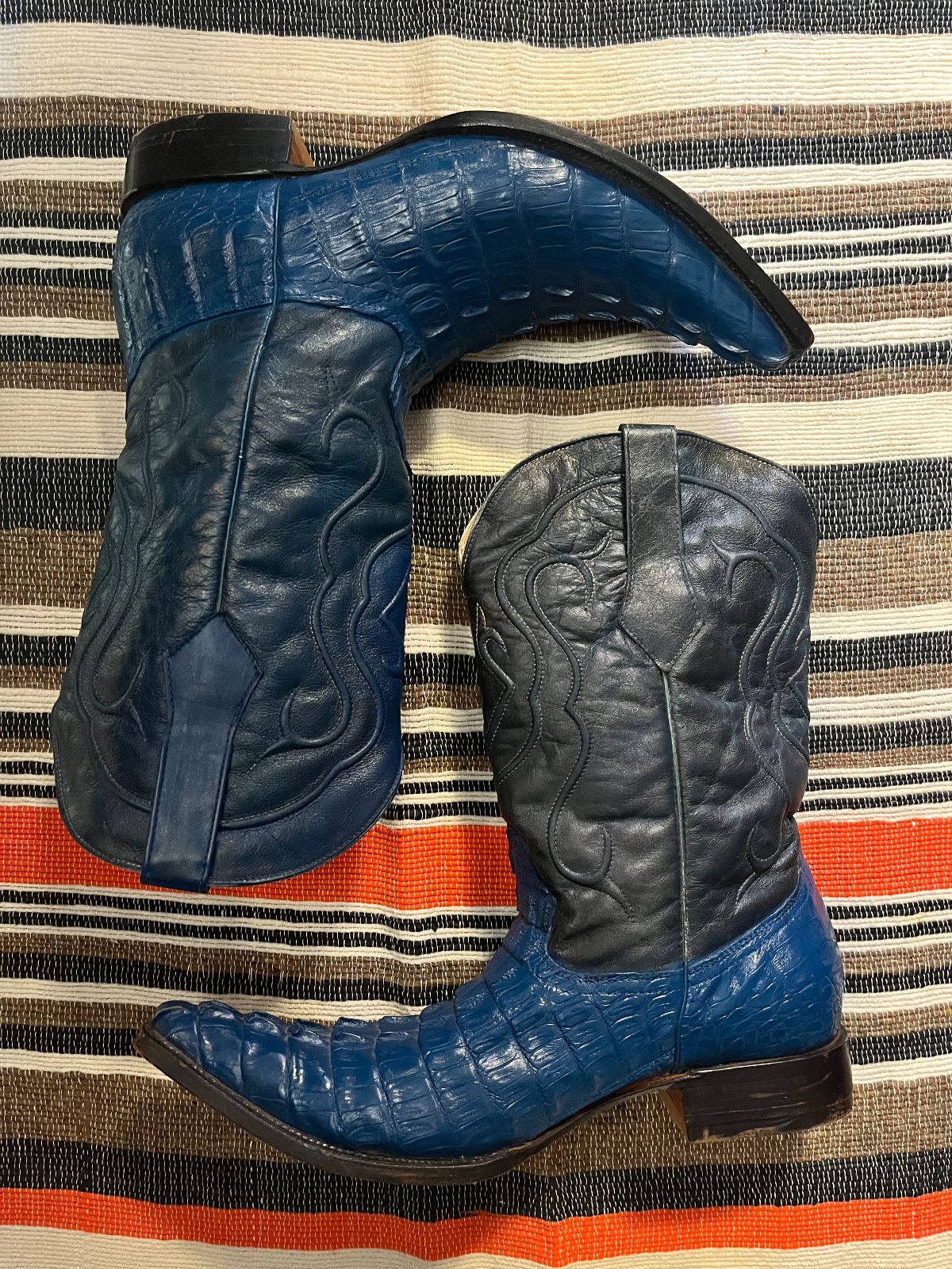 WHITE DIAMOND BLUE CROCODILE EMBROIDERED LEATHER POINTED TOE COWBOY BOOTS in BLUE