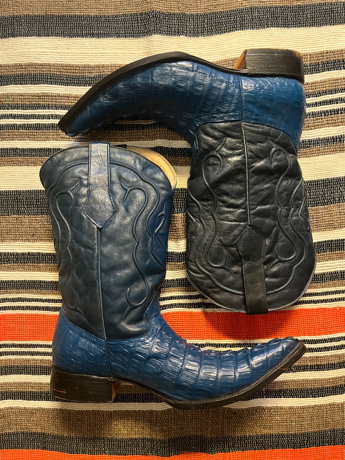 WHITE DIAMOND BLUE CROCODILE EMBROIDERED LEATHER POINTED TOE COWBOY BOOTS in BLUE