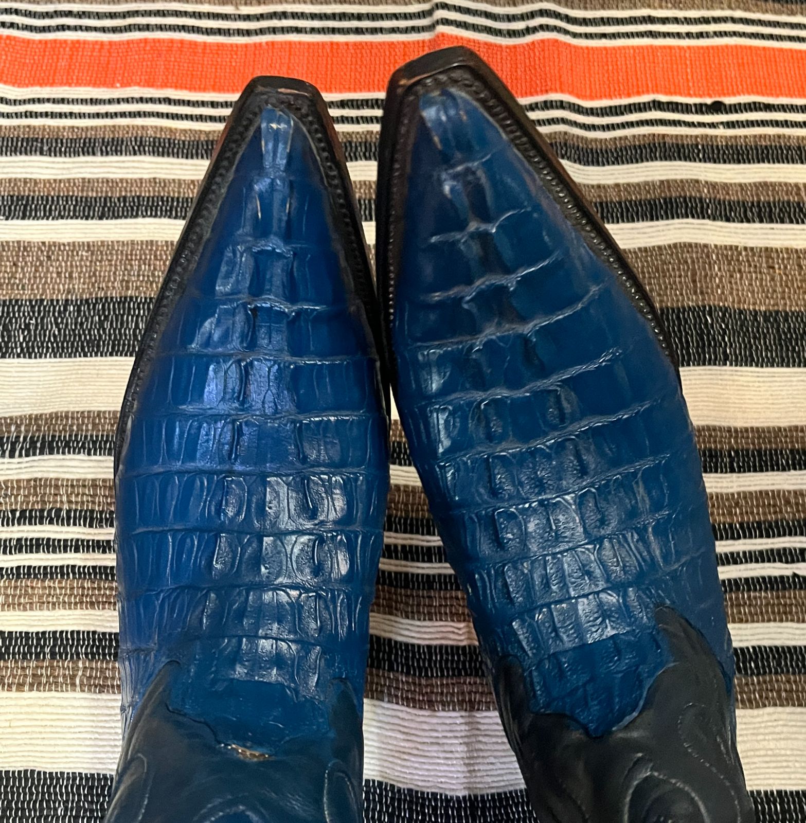 WHITE DIAMOND BLUE CROCODILE EMBROIDERED LEATHER POINTED TOE COWBOY BOOTS in BLUE
