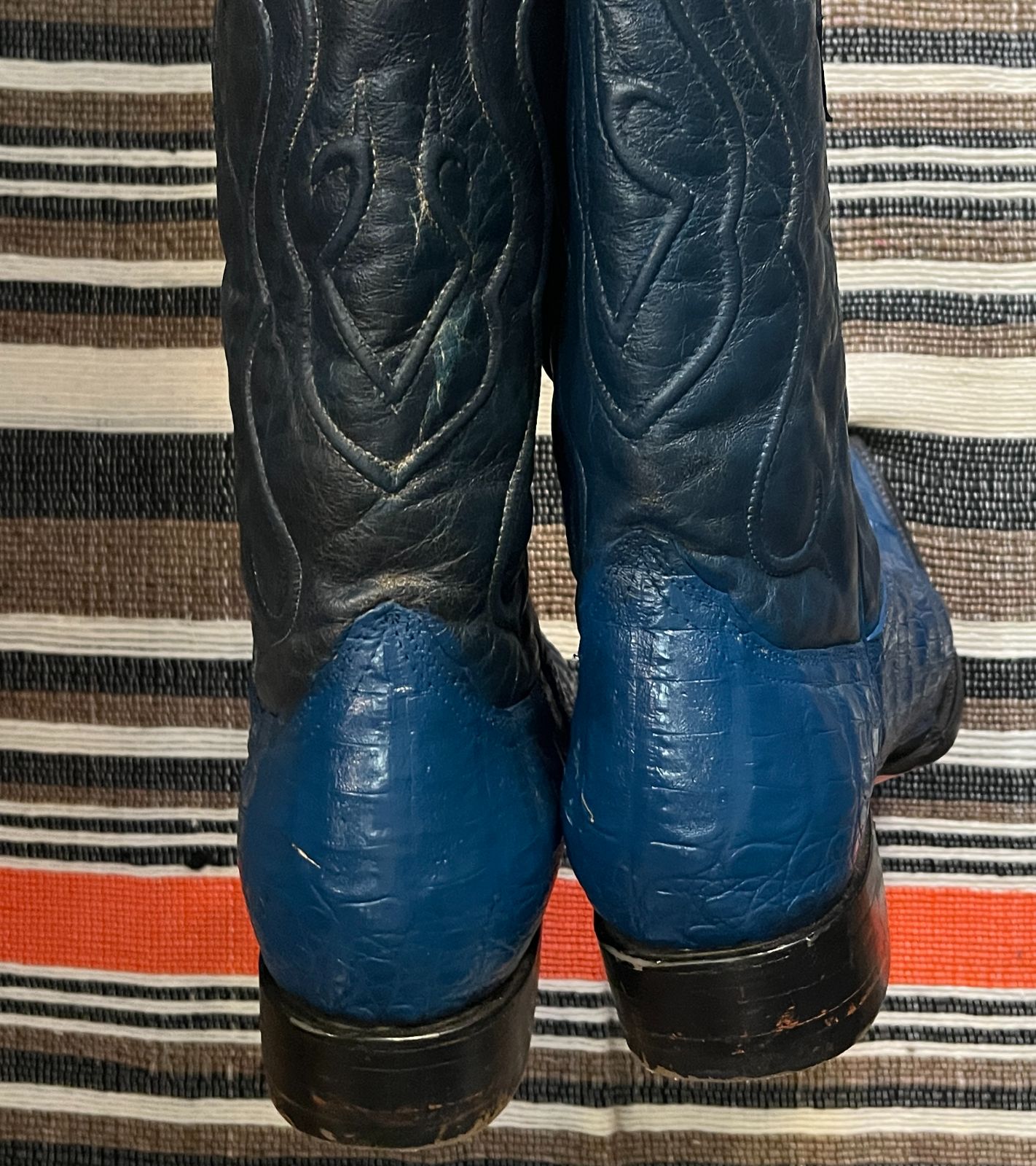 WHITE DIAMOND BLUE CROCODILE EMBROIDERED LEATHER POINTED TOE COWBOY BOOTS in BLUE