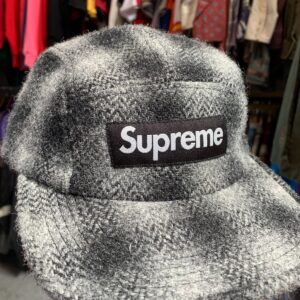 SUPREME BLACK AND GREY PLAID SUPREME WOOL WITH LEATHER STRAP HARRIS TWEED HAT in BLACK