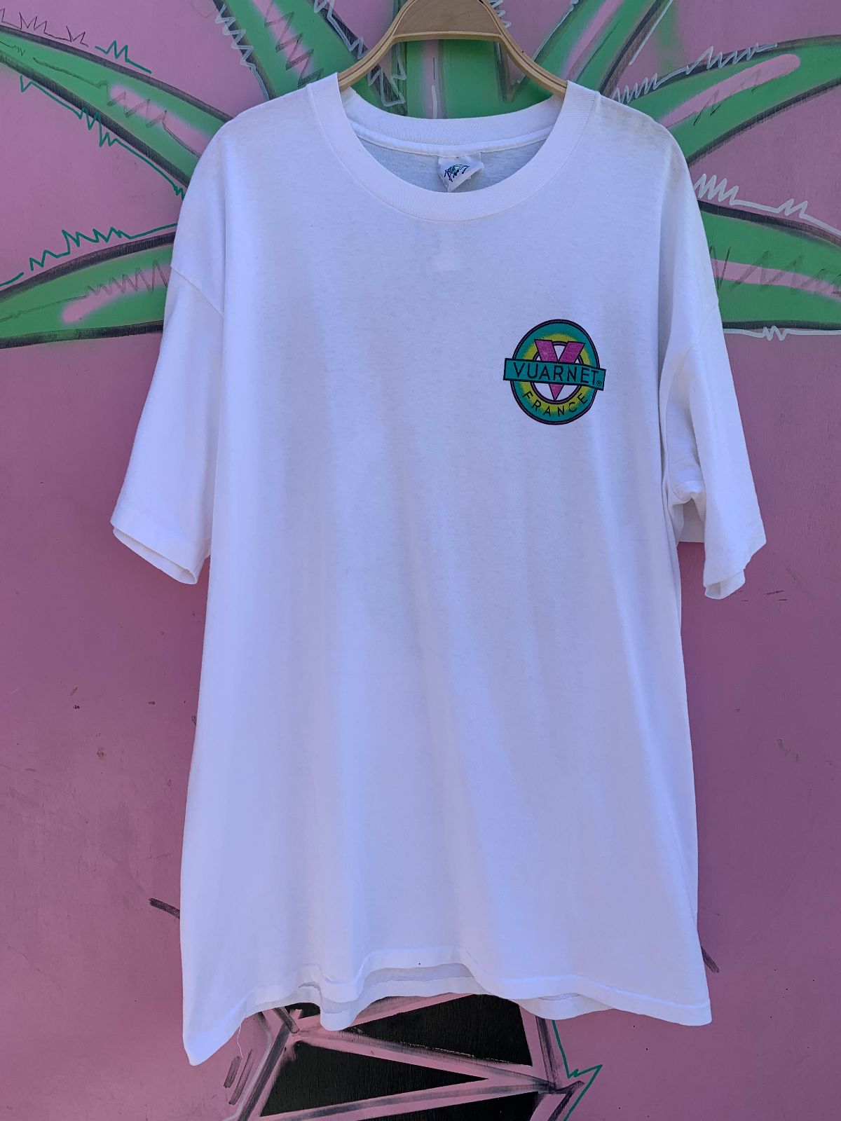 VUARNET RAD! 1990S 100% COTTON OVERSIZED VUARNET SINGLE STITCH T-SHIRT LARGE BACK GRAPHIC in WHITE, PINK, YELLOW