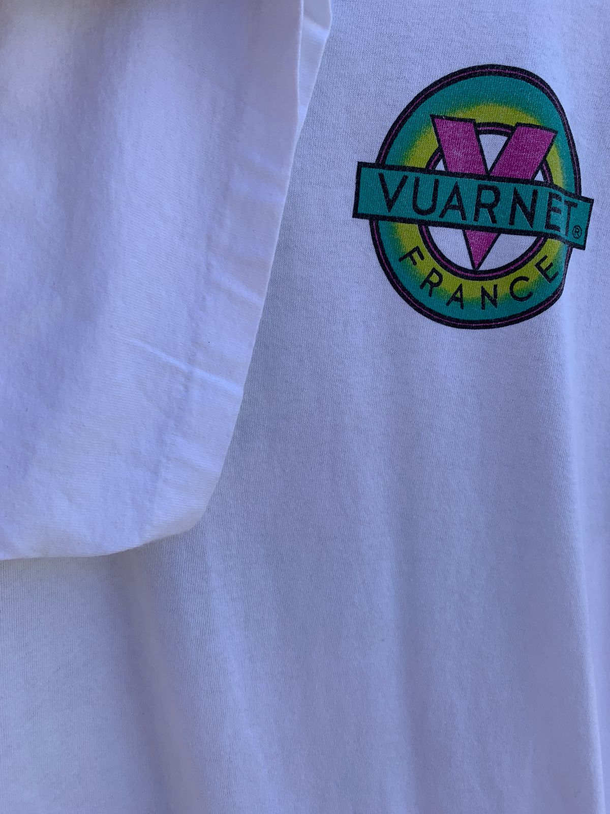VUARNET RAD! 1990S 100% COTTON OVERSIZED VUARNET SINGLE STITCH T-SHIRT LARGE BACK GRAPHIC in WHITE, PINK, YELLOW