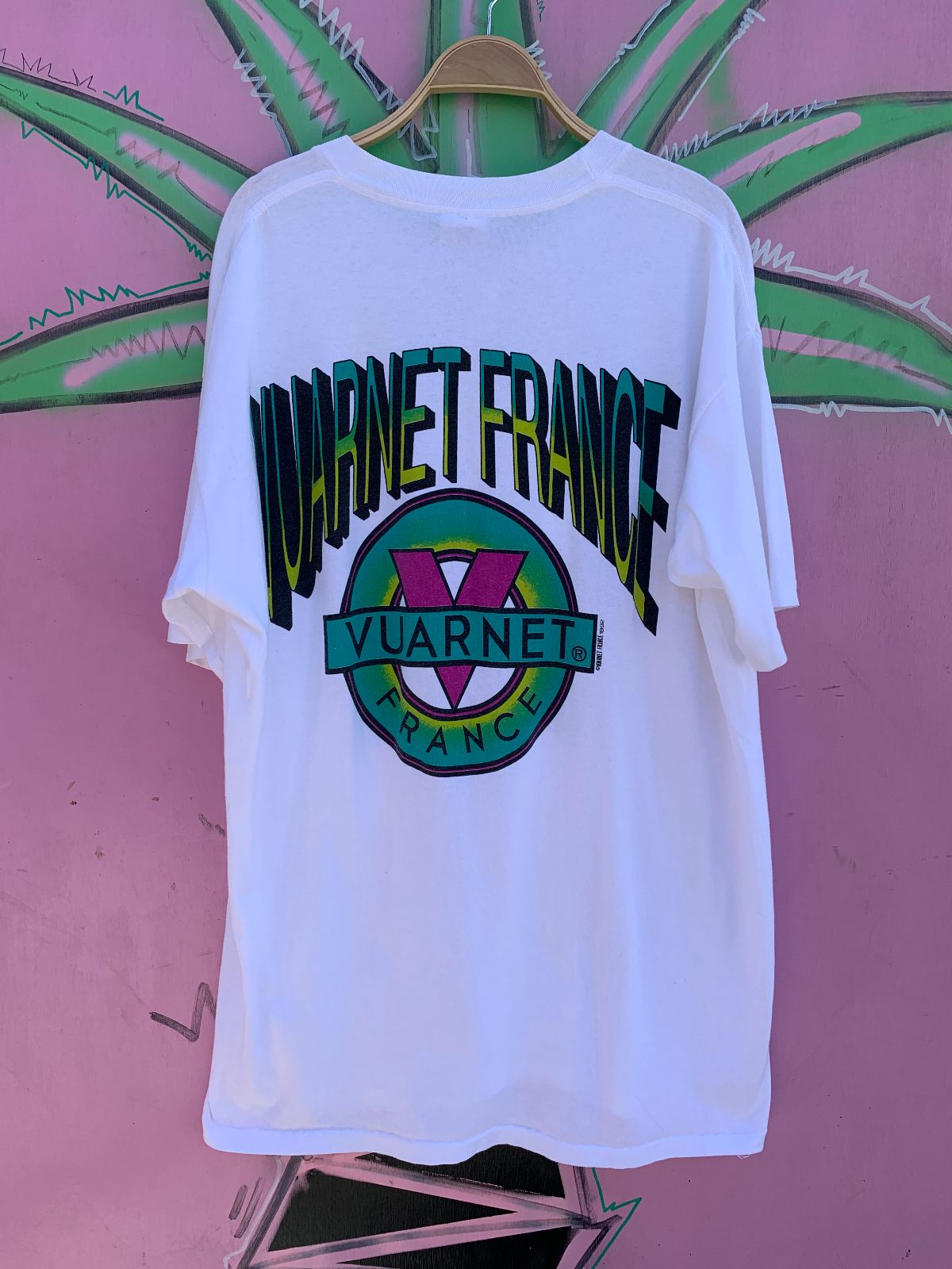 VUARNET RAD! 1990S 100% COTTON OVERSIZED VUARNET SINGLE STITCH T-SHIRT LARGE BACK GRAPHIC in WHITE, PINK, YELLOW