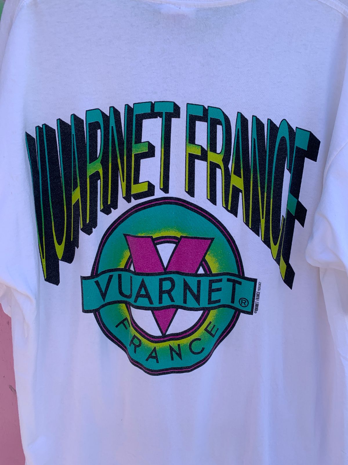 VUARNET RAD! 1990S 100% COTTON OVERSIZED VUARNET SINGLE STITCH T-SHIRT LARGE BACK GRAPHIC in WHITE, PINK, YELLOW