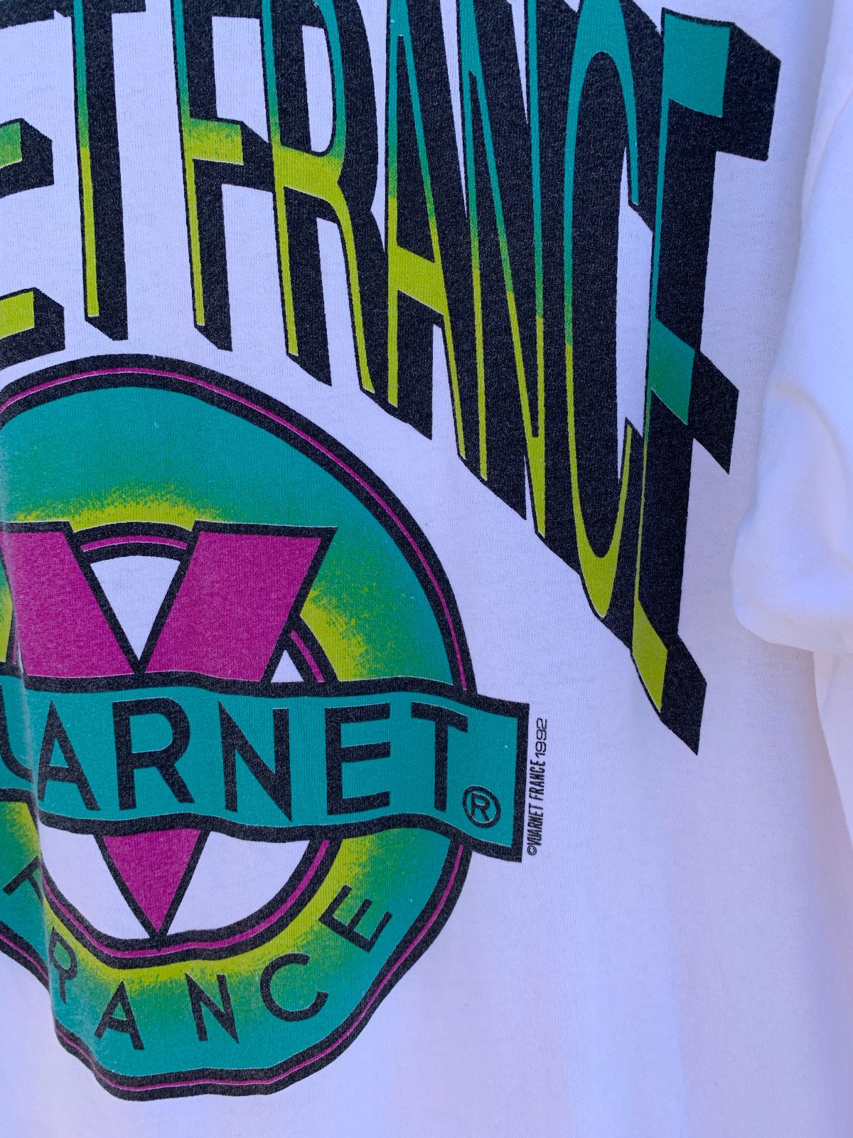 VUARNET RAD! 1990S 100% COTTON OVERSIZED VUARNET SINGLE STITCH T-SHIRT LARGE BACK GRAPHIC in WHITE, PINK, YELLOW
