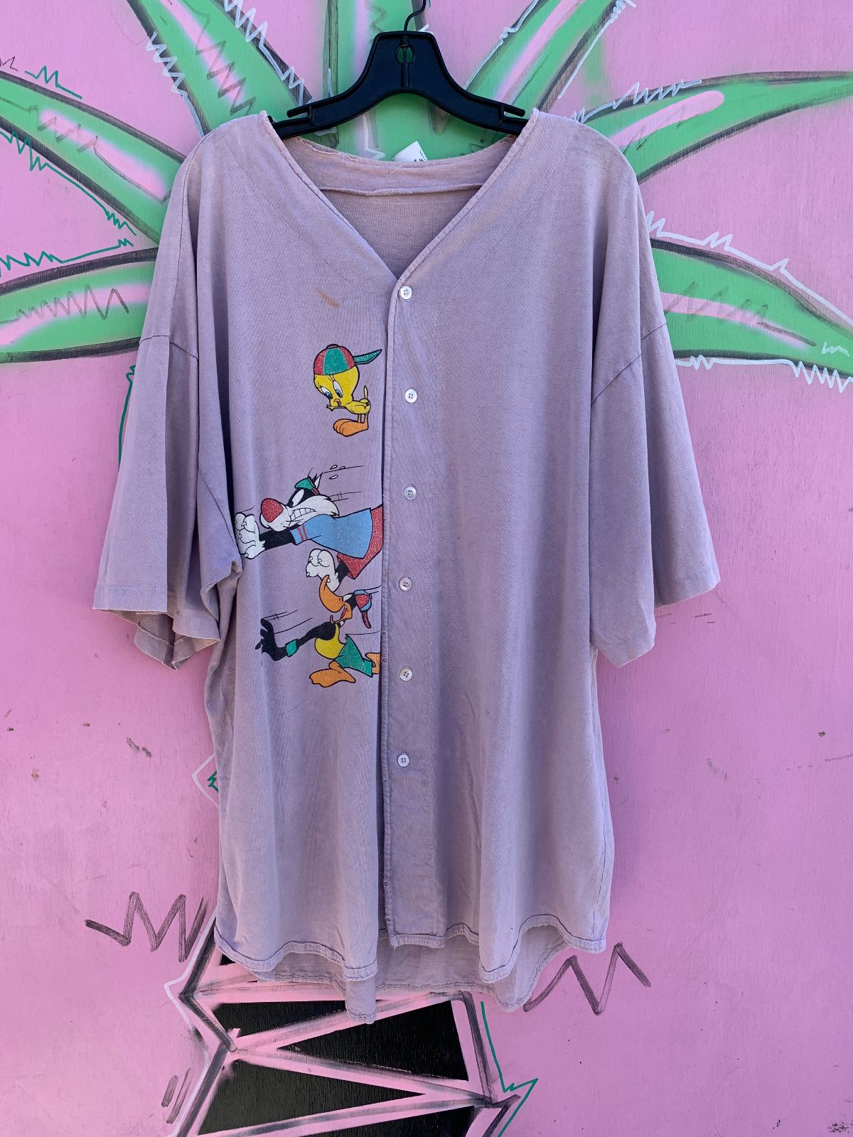 *AS-IS* 1990S PERFECTLY SUN FADED LOONEY TUNES 100% COTTON BASEBALL JERSEY WITH TWEETY & SYLVESTER GRAPHIC in BROWN, RED, YELLOW