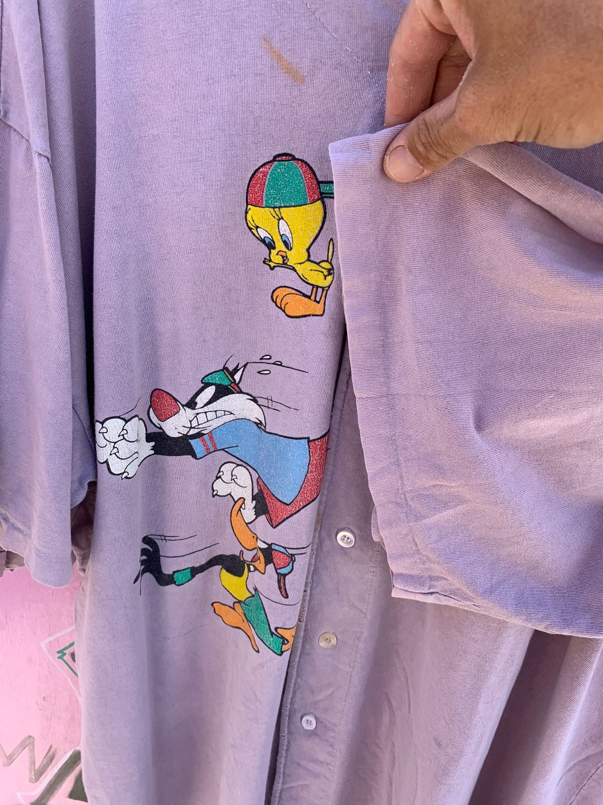 *AS-IS* 1990S PERFECTLY SUN FADED LOONEY TUNES 100% COTTON BASEBALL JERSEY WITH TWEETY & SYLVESTER GRAPHIC in BROWN, RED, YELLOW