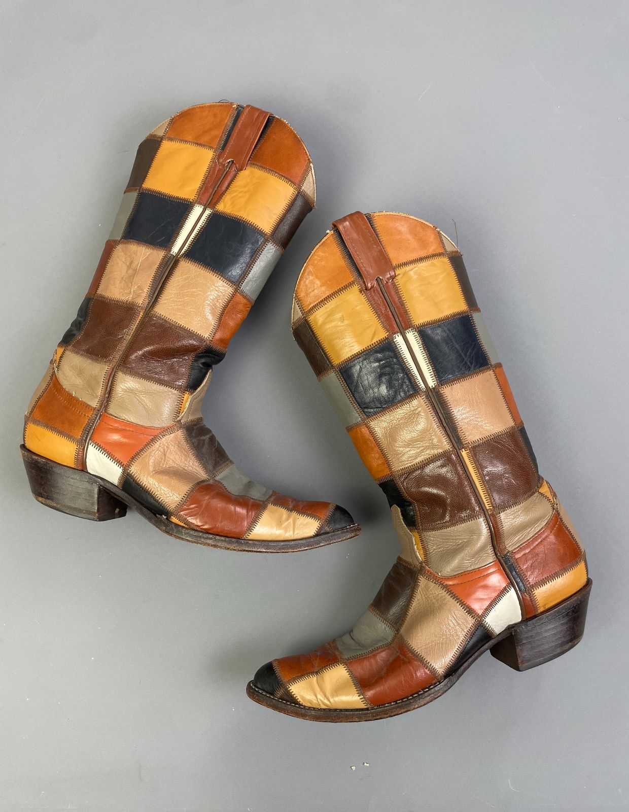 LARRY MAHAN STUNNING! 1960S-70S MULTICOLORED LEATHER PATCHWORK POINTED TOE BOOTS in TAN, MULTI