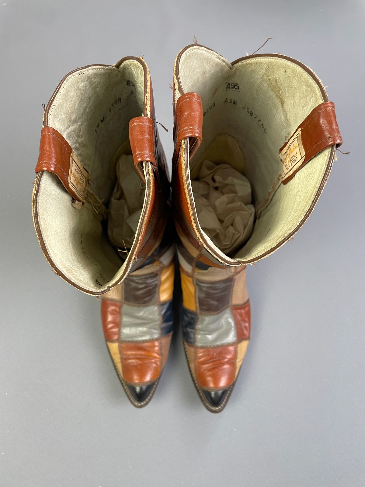 LARRY MAHAN STUNNING! 1960S-70S MULTICOLORED LEATHER PATCHWORK POINTED TOE BOOTS in TAN, MULTI