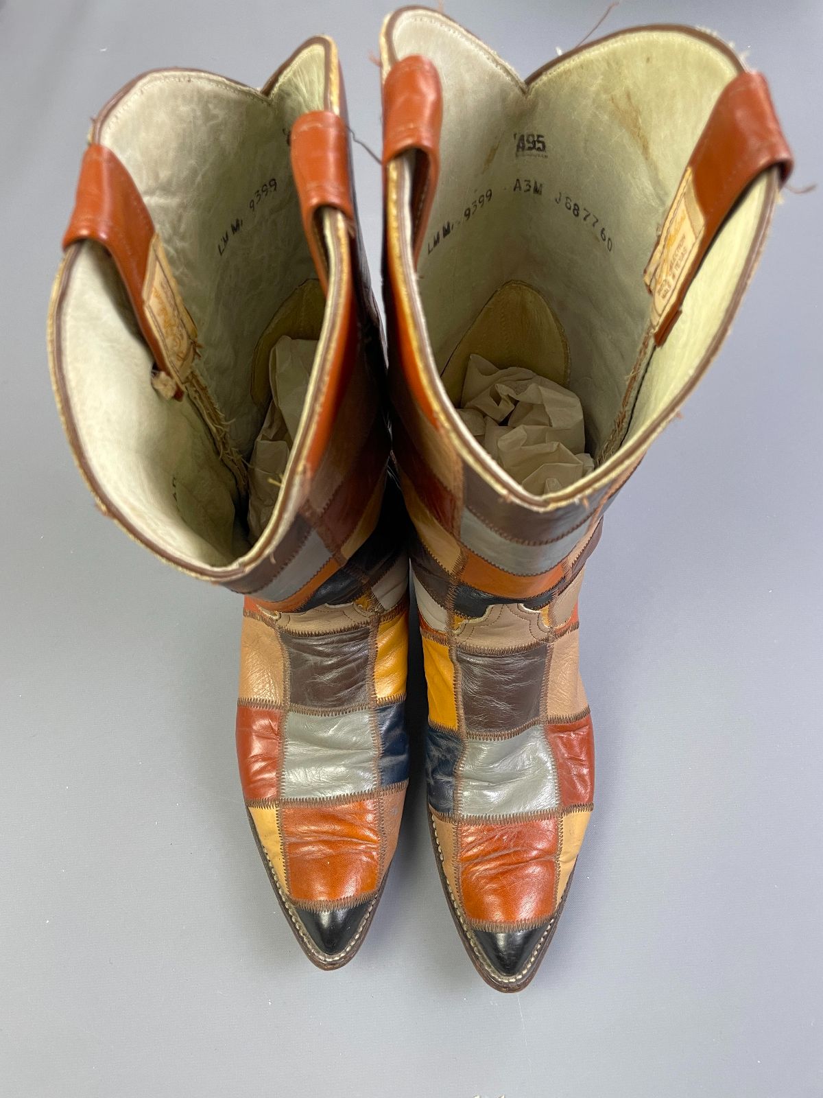 LARRY MAHAN STUNNING! 1960S-70S MULTICOLORED LEATHER PATCHWORK POINTED TOE BOOTS in TAN, MULTI