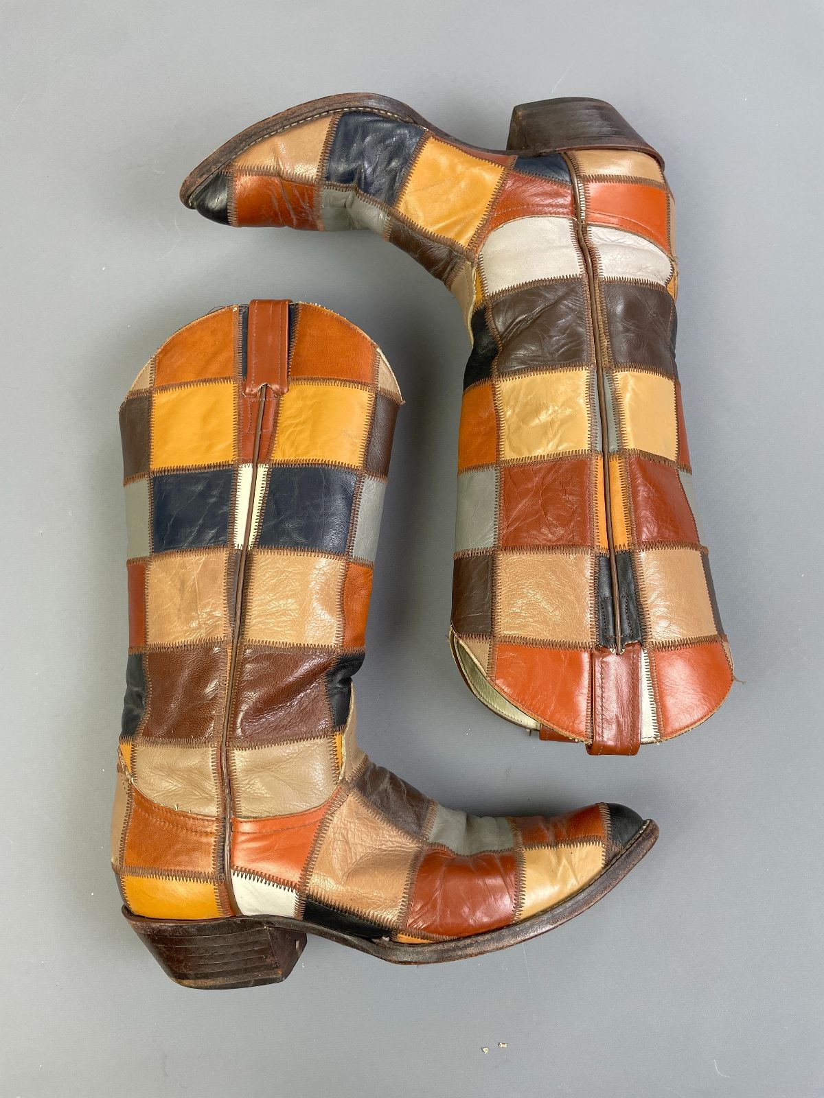 LARRY MAHAN STUNNING! 1960S-70S MULTICOLORED LEATHER PATCHWORK POINTED TOE BOOTS in TAN, MULTI