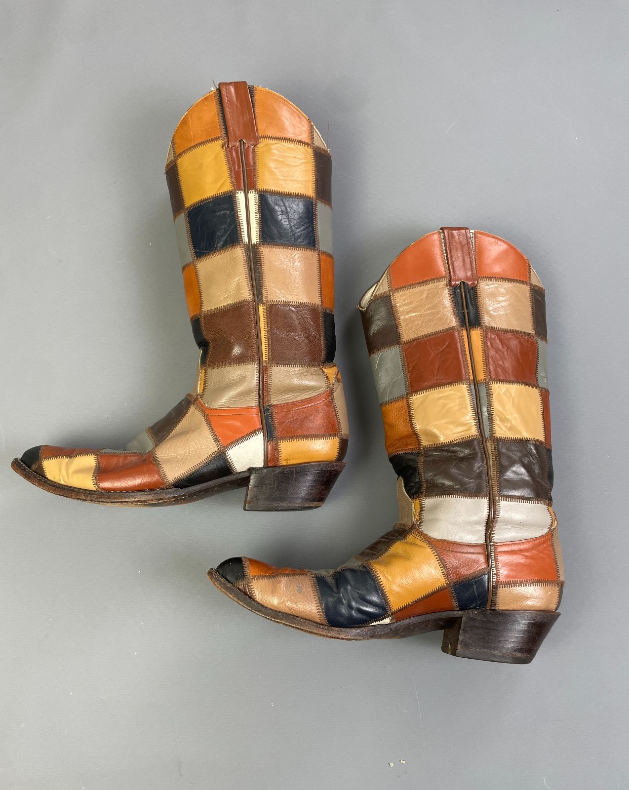 LARRY MAHAN STUNNING! 1960S-70S MULTICOLORED LEATHER PATCHWORK POINTED TOE BOOTS in TAN, MULTI