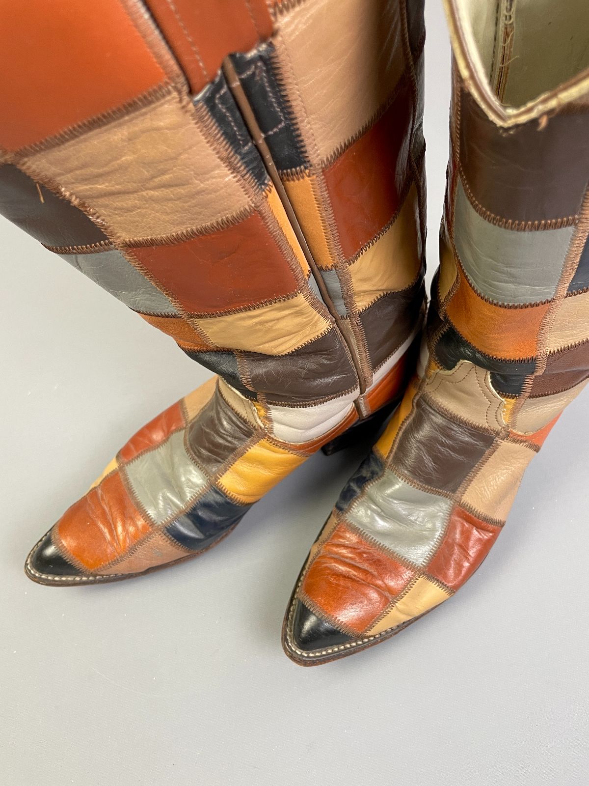 LARRY MAHAN STUNNING! 1960S-70S MULTICOLORED LEATHER PATCHWORK POINTED TOE BOOTS in TAN, MULTI