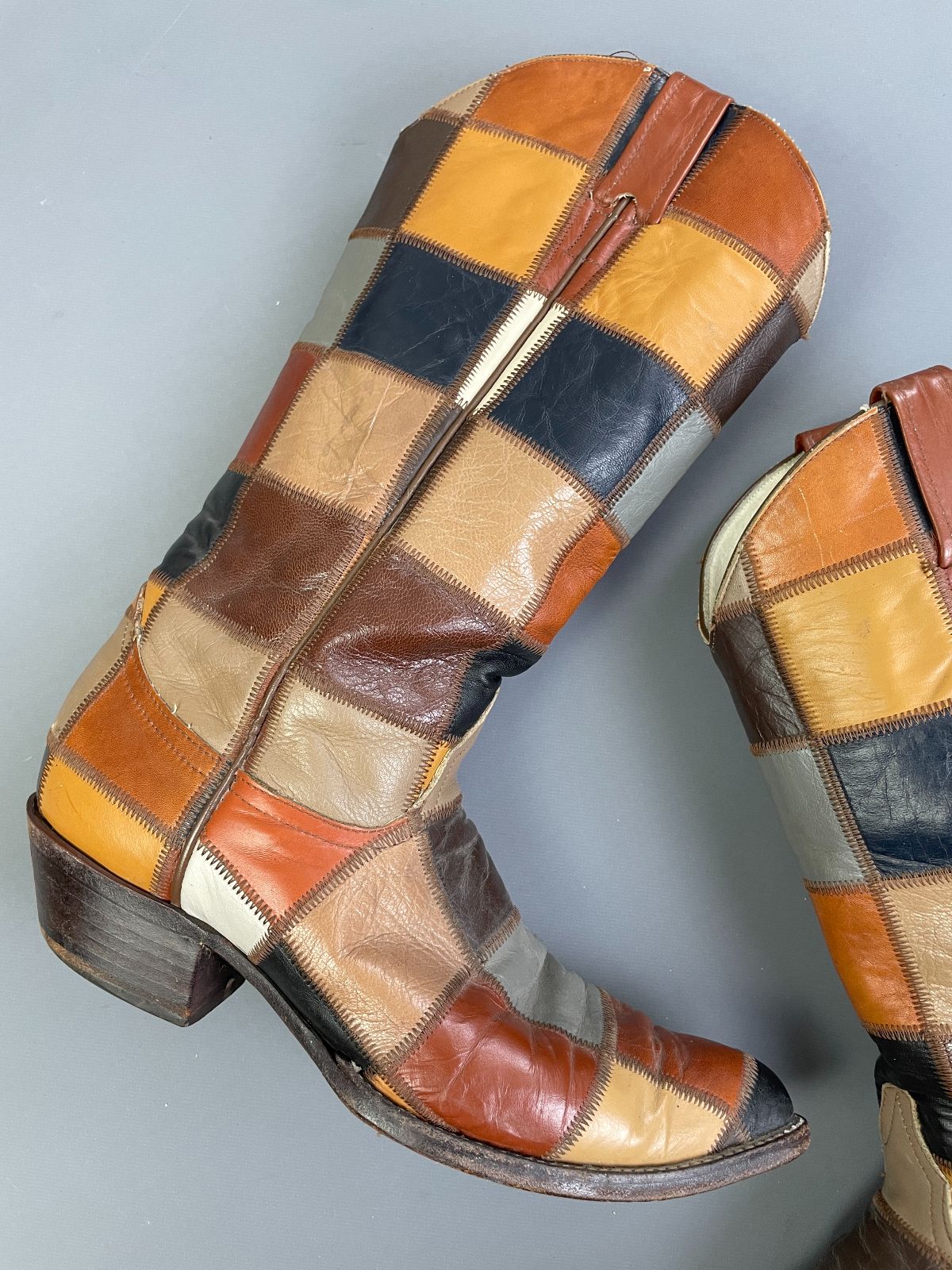 LARRY MAHAN STUNNING! 1960S-70S MULTICOLORED LEATHER PATCHWORK POINTED TOE BOOTS in TAN, MULTI