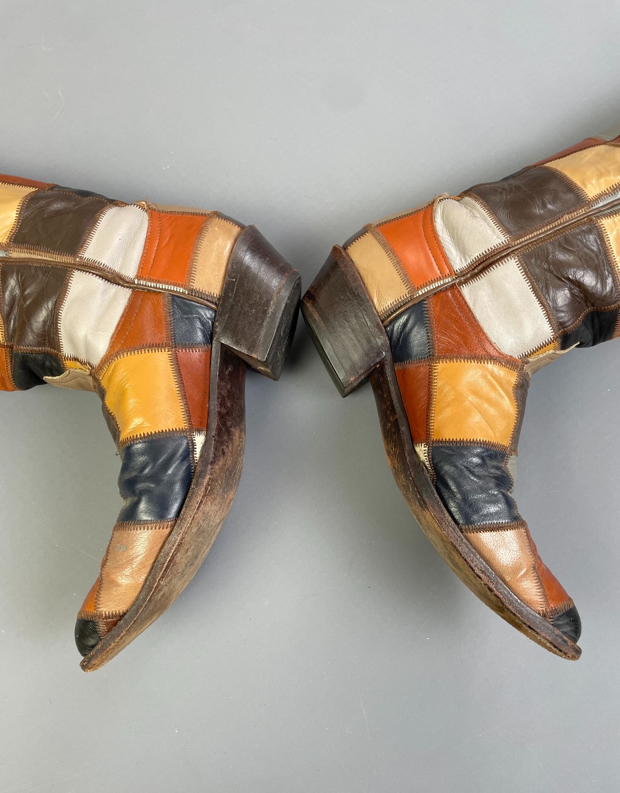 LARRY MAHAN STUNNING! 1960S-70S MULTICOLORED LEATHER PATCHWORK POINTED TOE BOOTS in TAN, MULTI